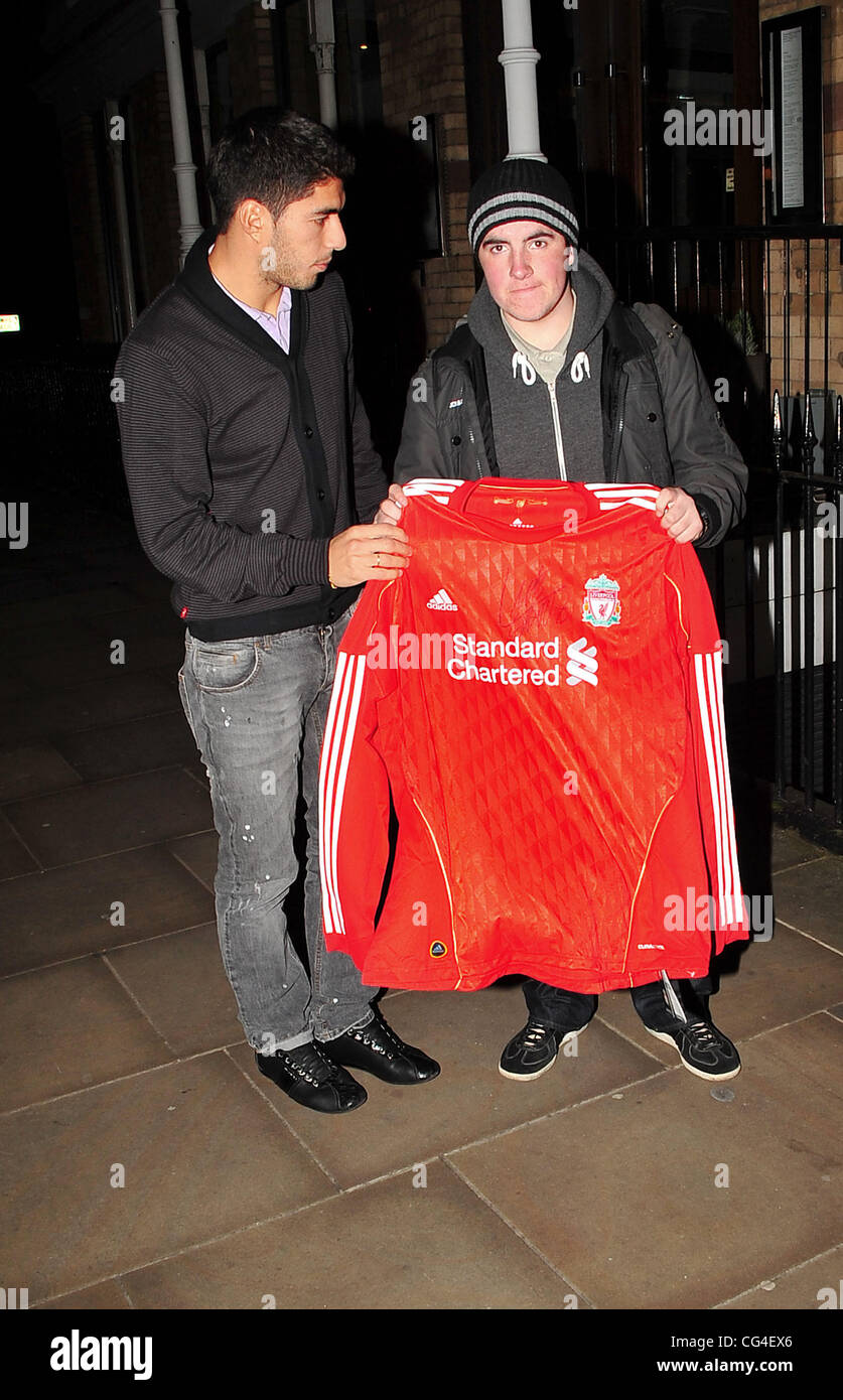 Nueva firma de Liverpool, futbolista uruguayo Luis Suarez, dada una Camiseta  Liverpool por un ventilador antes de regresar a su hotel. Liverpool,  Inglaterra - 01.02.11 Fotografía de stock - Alamy