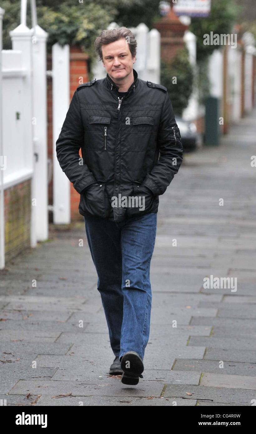 Colin Firth caminando cerca de su casa en Londres, Inglaterra - 26.01.11 Foto de stock