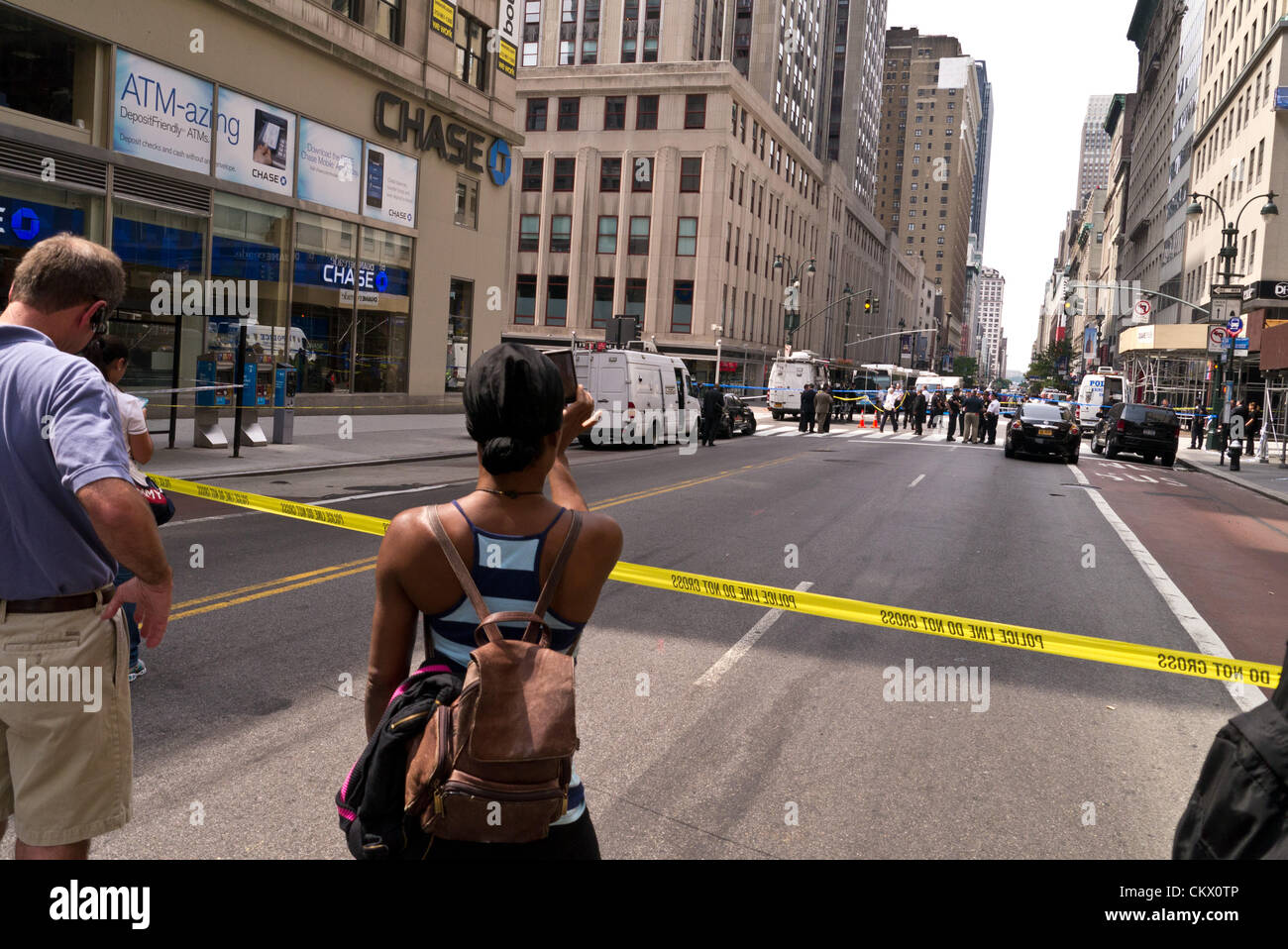 El 24 de agosto de 2012. Nueva York - 24 de agosto: personas y medios reunir una cuadra después de 2 muertos y 8 heridos en un tiroteo cerca del Edificio Empire State, 24 de agosto de 2012 en la Ciudad de Nueva York (Foto por Bowers) © Donald bowers / Alamy Live News Crédito: Donald bowers / Alamy Live News Foto de stock