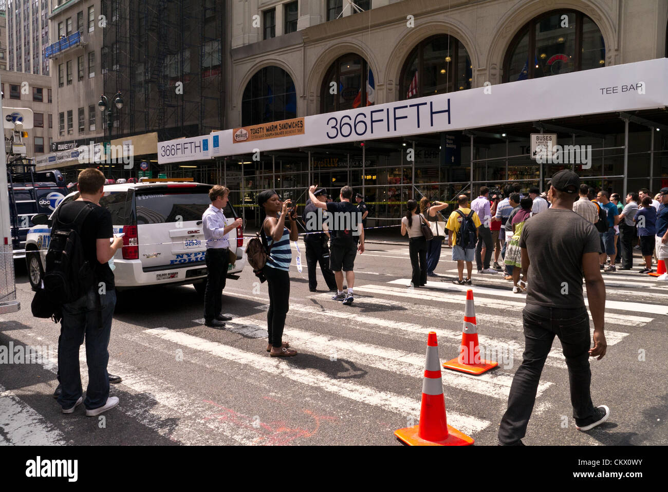 El 24 de agosto de 2012. Nueva York - 24 de agosto: personas y medios reunir una cuadra después de 2 muertos y 8 heridos en un tiroteo cerca del Edificio Empire State, 24 de agosto de 2012 en la Ciudad de Nueva York (Foto por Bowers) © Donald bowers / Alamy Live News Crédito: Donald bowers / Alamy Live News Foto de stock