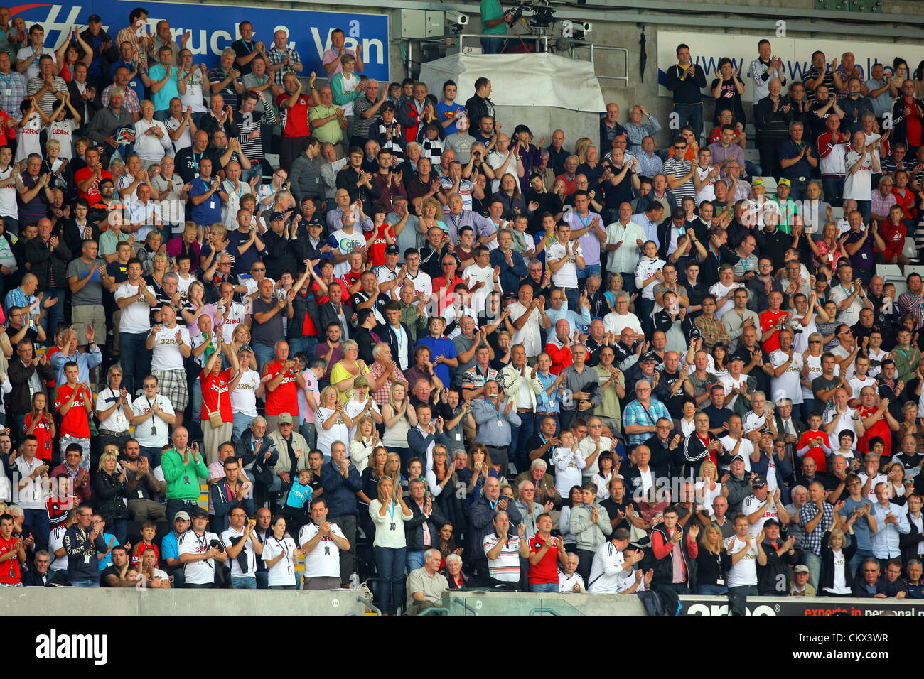 La FAO DEPORTES ESCRITORIO imagen Foto: Encantado de Swansea partidarios aclamando. Sábado 25 de agosto de 2012 Re: Barclay's Premier League Swansea City FC v West Ham en el Liberty Stadium, al sur de Gales. Foto de stock