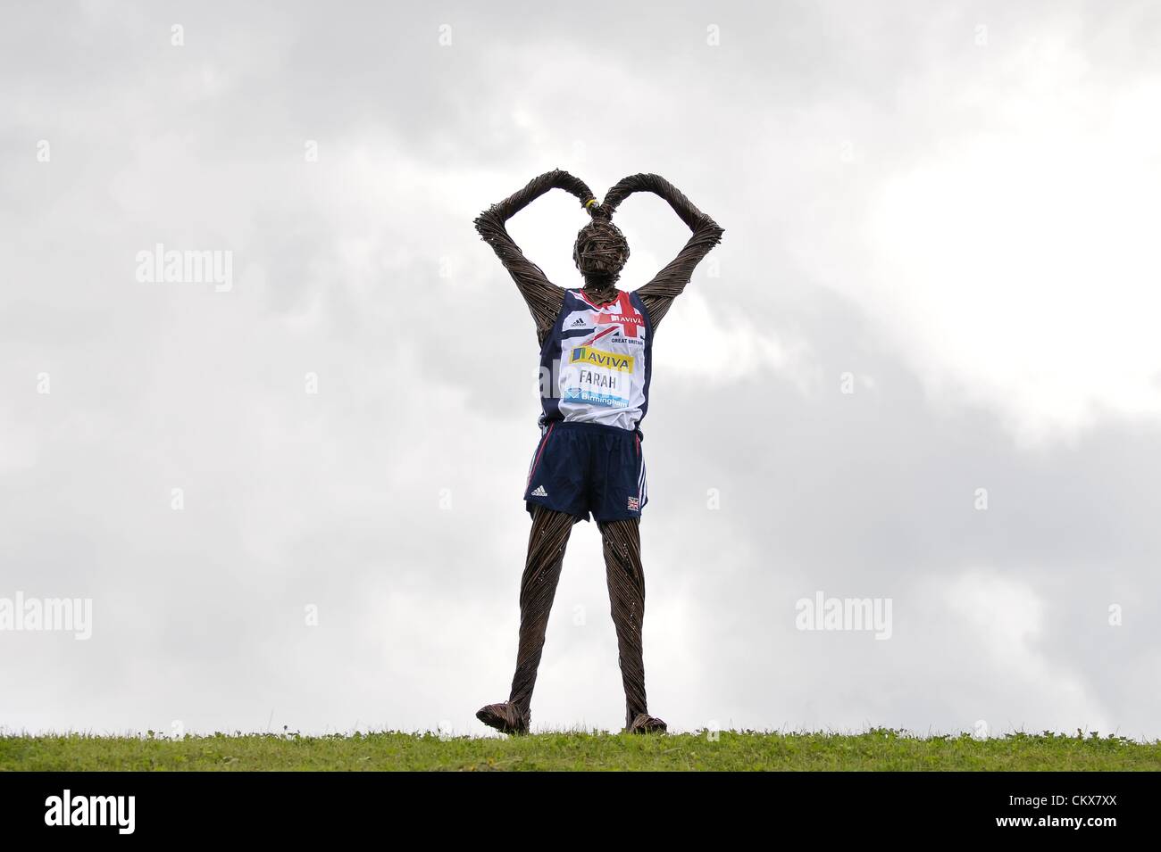 El 26 de agosto de 2012. Alexander Stadium, Birmungham Birmingham, Reino Unido, el domingo. 26/08/2012. La Liga de diamante de atletismo. Aviva Series. Mo Farah estatua de paja haciendo el 'mobot' con vistas al estadio. Foto de stock