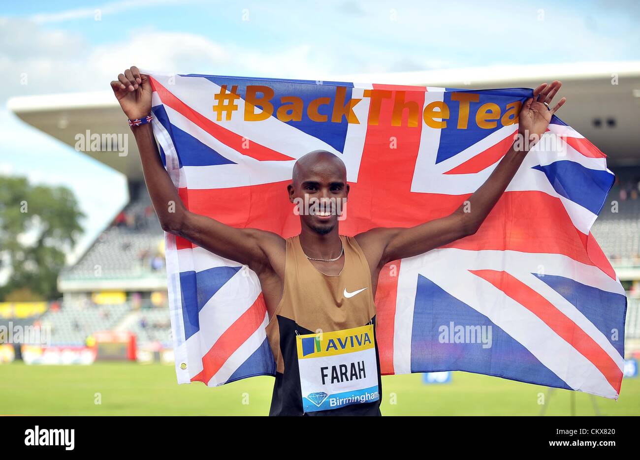 El 26 de agosto de 2012. Alexander Stadium, Birmungham Birmingham, Reino Unido, el domingo. 26/08/2012. La Liga de diamante de atletismo. Aviva Series. Mo Farah (GBR, Gran Bretaña) con la bandera de la Unión (#backtheteam). Foto de stock