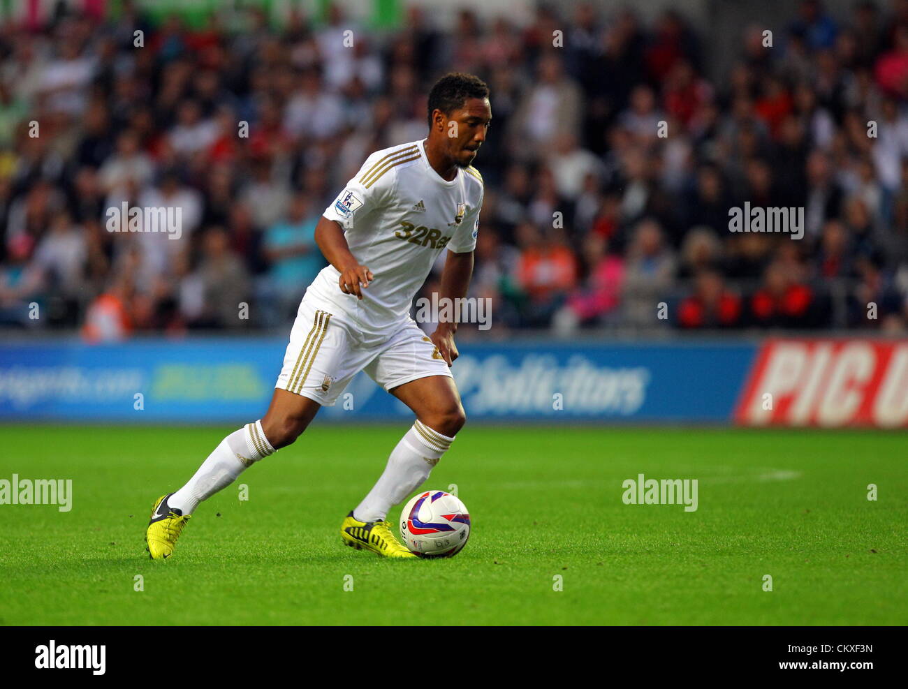 Liberty Stadium, Swansea, Reino Unido. El 28 de agosto de 2012. Foto: Jonathan de Guzman de Swansea. Capital One Cup juego, Swansea City FC v Barnsley en el Liberty Stadium, al sur de Gales, Reino Unido. Crédito: D Legakis / Alamy Live News Foto de stock