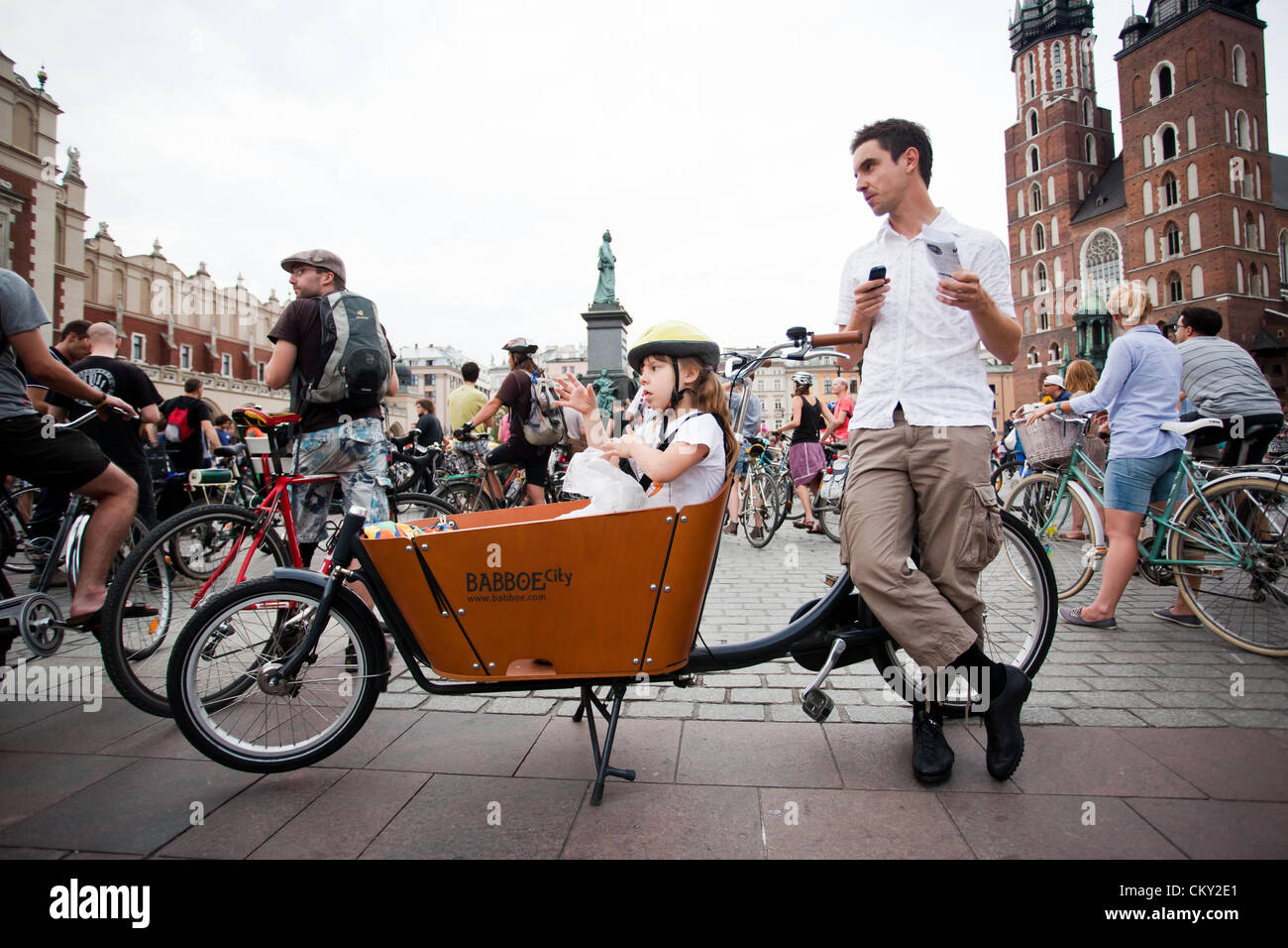 31 de agosto de 2012 en Cracovia (pol. Cracovia, Polonia - masa crítica, un ciclista que se celebra el último viernes de cada mes. Este es un tipo de protesta para crear conciencia acerca de temas de ciclismo. Foto de stock