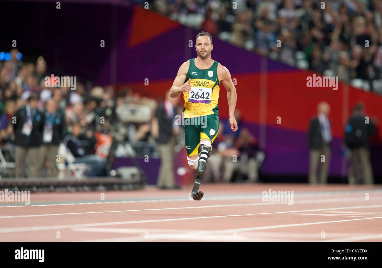 Velocista sudafricano Oscar Pistorius establece un récord mundial en el hombre de 200 metros T44 clase durante la ronda de semifinales de la Foto de stock