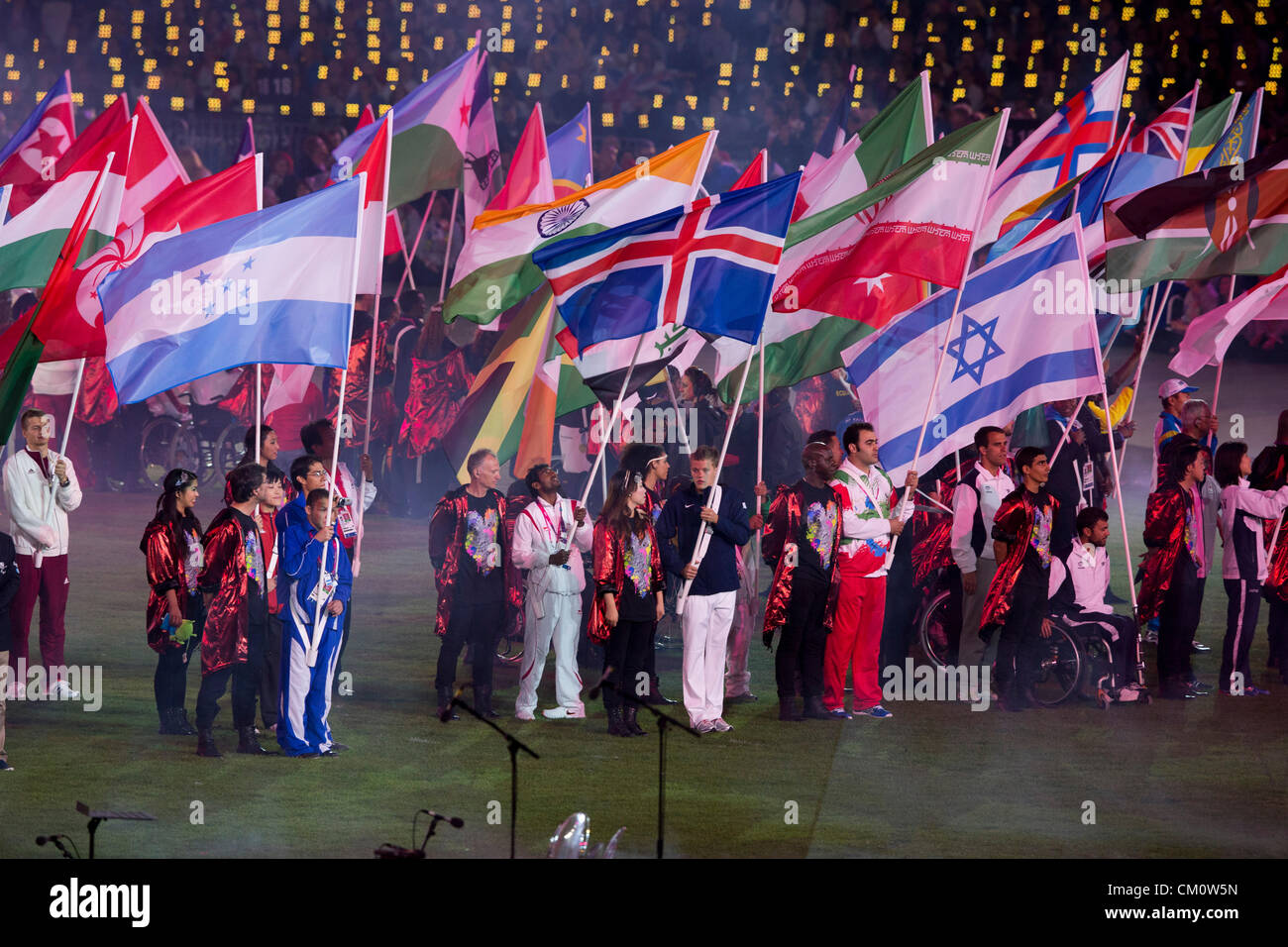Los atletas llevan banderas de sus países en el Estadio Olímpico en la