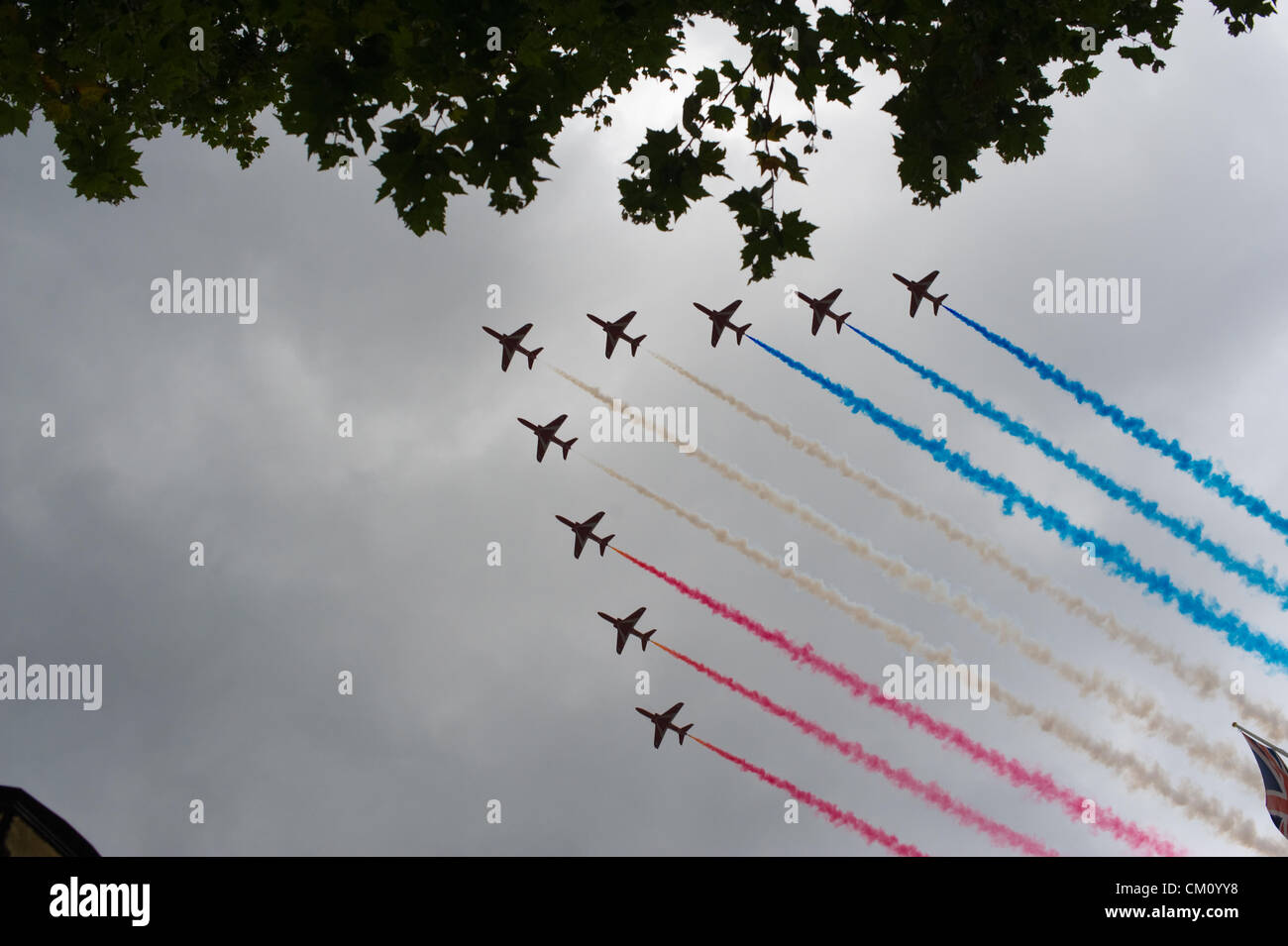Trafalgar Square, Londres, Reino Unido. Septiembre 10, 2012 La Real Fuerza Aérea de Flechas rojas acrobático mostrar team sobrevuela la victoria olímpica desfile Foto de stock