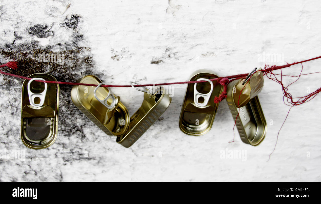 Septiembre 26, 2011 - Sanlúcar de Barrameda, Cádiz, España - IMAGEN EN UNAS POCAS LATAS.IMAGEN SOBRIOS ANUS latas de conservas (Crédito de la Imagen: © Elisaveth Buzon Alverez/ZUMAPRESS.com) Foto de stock