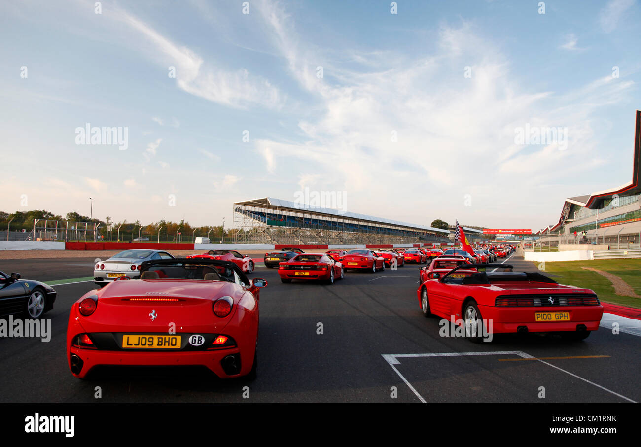 CALIFORNIA & 348 FERRARI RÉCORD MUNDIAL 1000 PLUS CIRCUITO GRAND PRIX DE SILVERSTONE INGLATERRA INGLATERRA el 15 de septiembre de 2012 Foto de stock