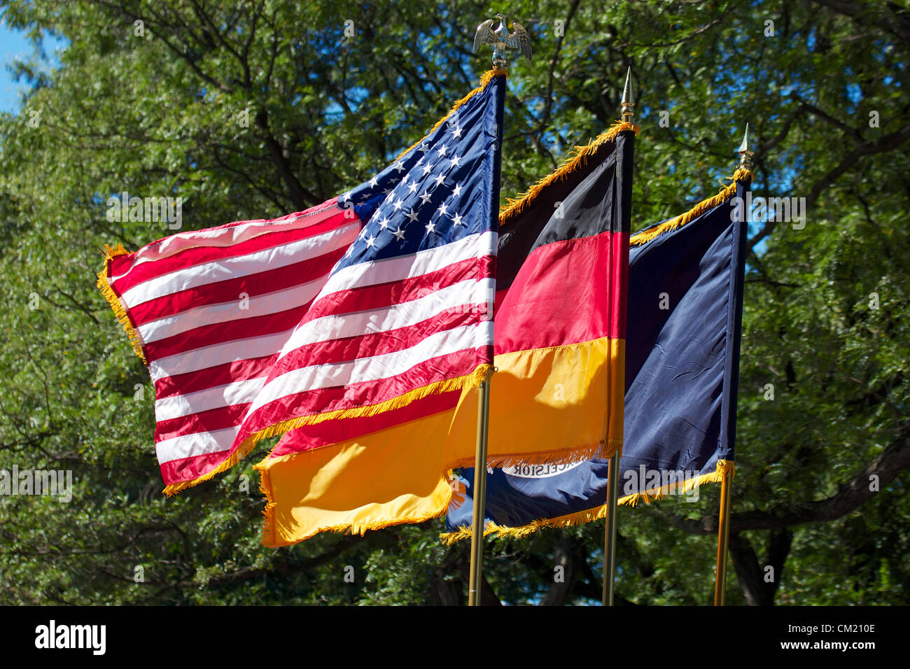 New York, NY - 15 de septiembre de 2012: EE.UU., Estado de NY y banderas alemanas en el 2012 germano-americano Steuben Parade en la Ciudad de Nueva York. Foto de stock