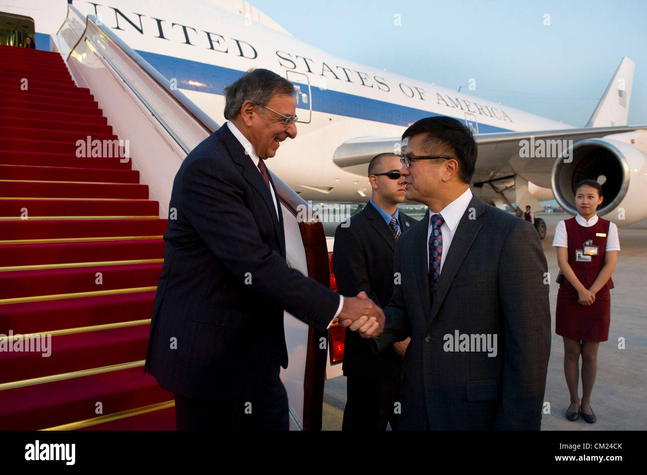 El secretario estadounidense de Defensa, Leon Panetta es saludado por el Embajador de los EE.UU. Gary Locke F. El 17 de septiembre de 2012, a la llegada a Beijing (China) . Panetta es en la primera parada de una nación tres tour a Japón, China y Nueva Zelandia. Foto de stock