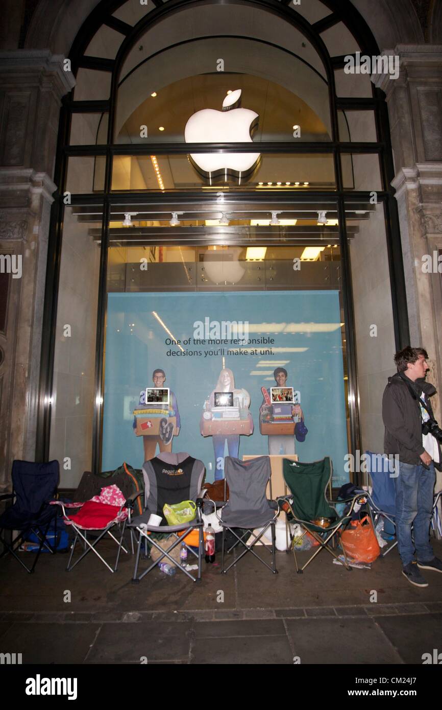 Sillas de las personas que han empezado a cola para el lanzamiento del  iPhone de Apple 5 fuera de la tienda de Apple en Regent Street en Londres,  Reino Unido el 17