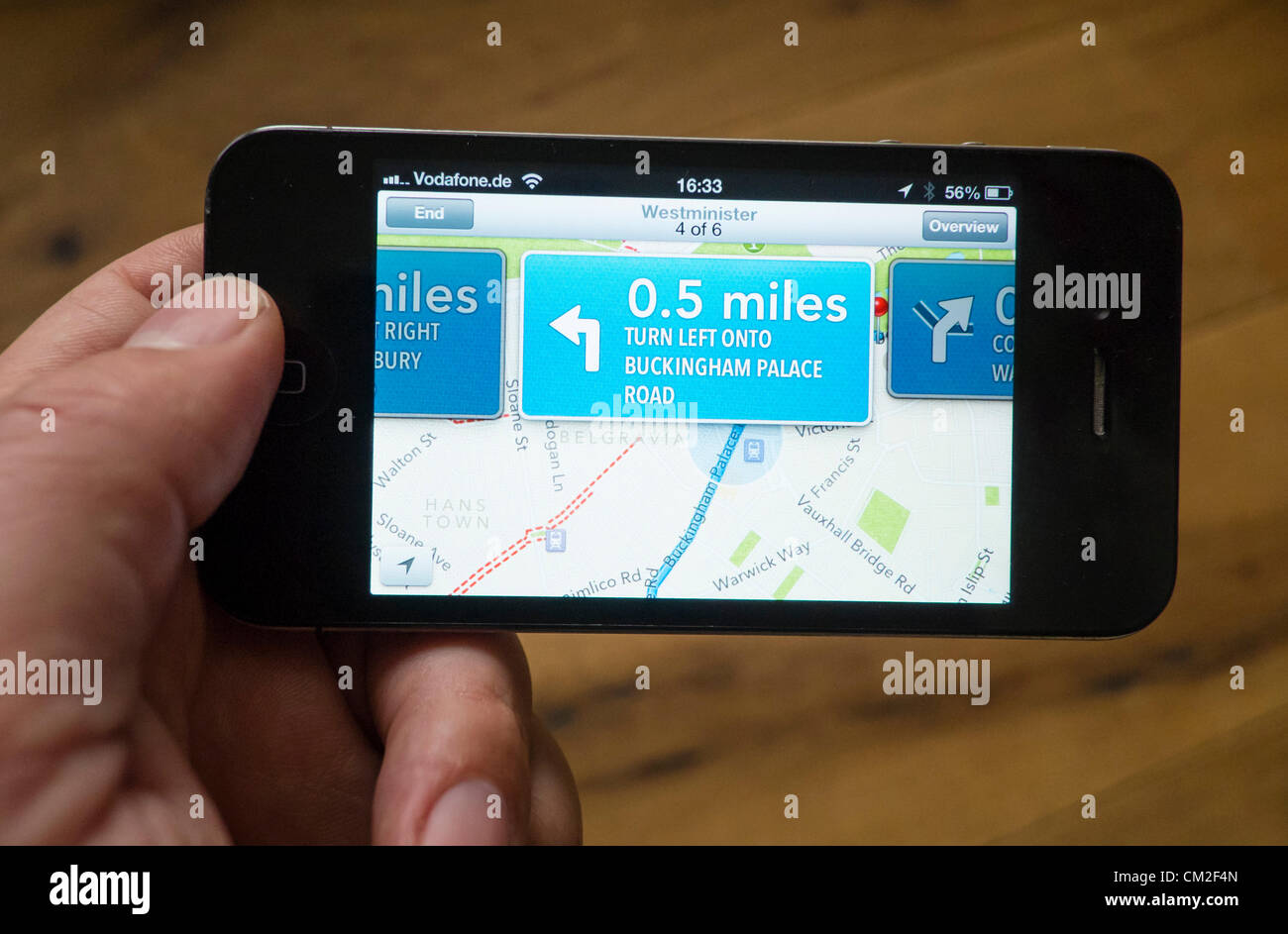 Navegación para coche con indicaciones detalladas sobre la nueva aplicación de mapas de Apple. El nuevo Apple la aplicación Maps ha sido criticado por los usuarios para proporcionar ubicaciones inexacta de algunos destinos. La aplicación incluida con el nuevo sistema operativo iOS6.0 y sustituye a Google Maps. Foto de stock