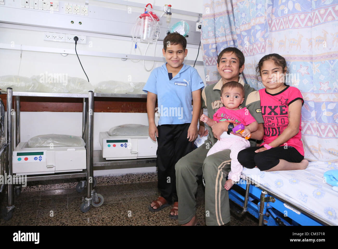 Cuatro niños de Gaza, Mohaned, Hadeel, hermano de Hadeel Achmad y seis meses de edad, Lian, recibir tratamiento médico para salvar la vida en el Centro Médico Rambam. En Haifa, Israel. El 10 de septiembre de 2012. Crédito de la foto: - RHCC Pioter Fliter. Cuatro niños de Gaza, nefrología a pacientes que sufren de insuficiencia renal, con edades de 6 meses, los 12 y los 15 años, recibiendo terapia salvan la vida mientras esperan trasplantes renales en el Centro Médico Rambam. Foto de stock