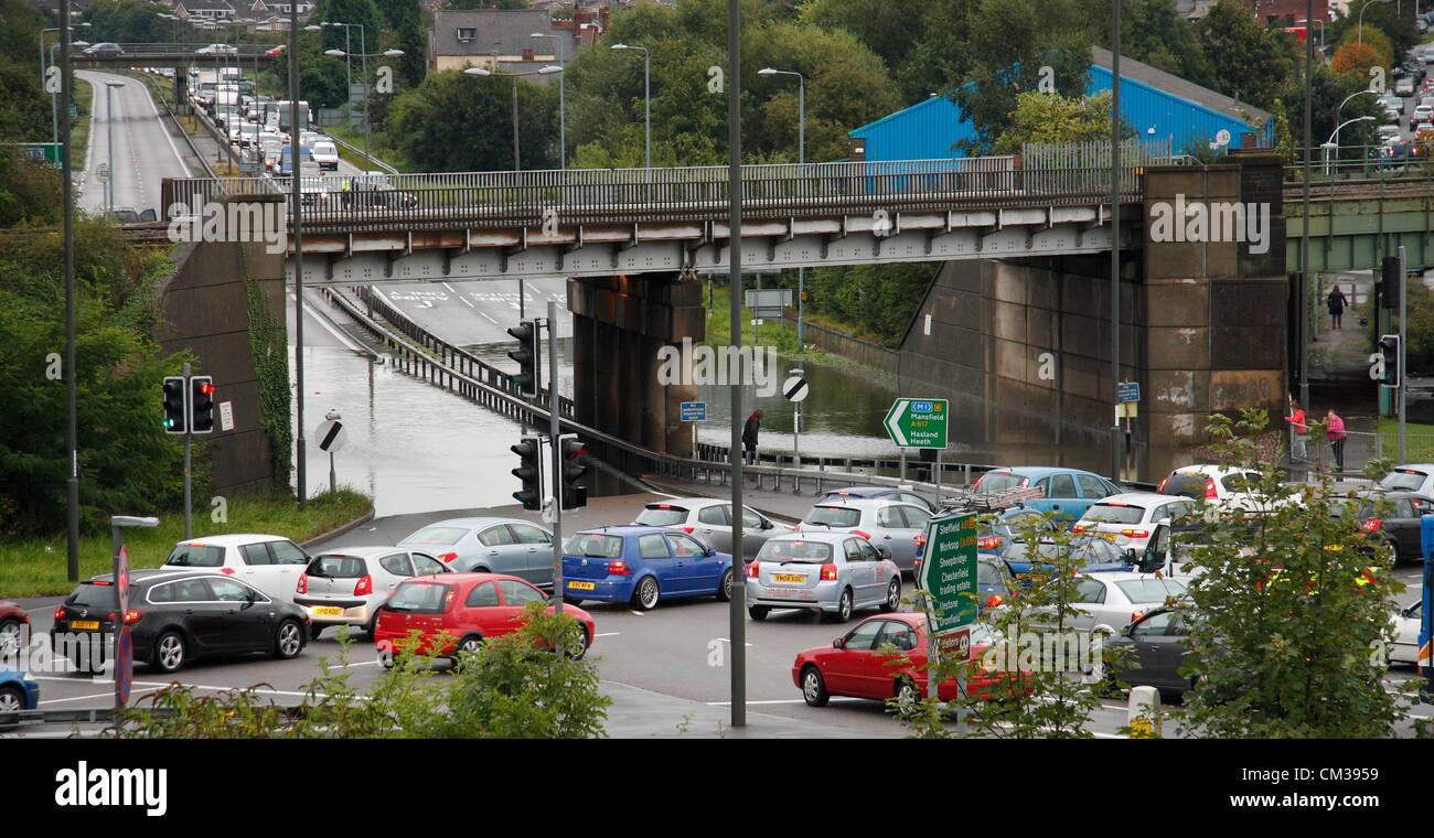 El 24 de septiembre de 2012. Caos de tráfico debido a las inundaciones en la A617 - A61 Cuernos Puente rotonda, Chesterfield, Derbyshire, Reino Unido. Foto de stock
