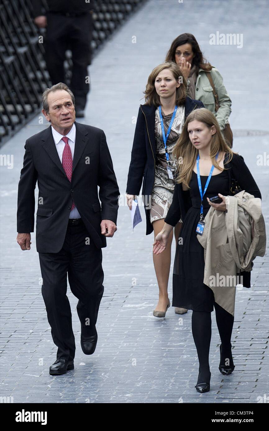 Septiembre 28, 2012 - San Sebastián, Euskadi, España - El actor Tommy Lee  Jones atiende el \