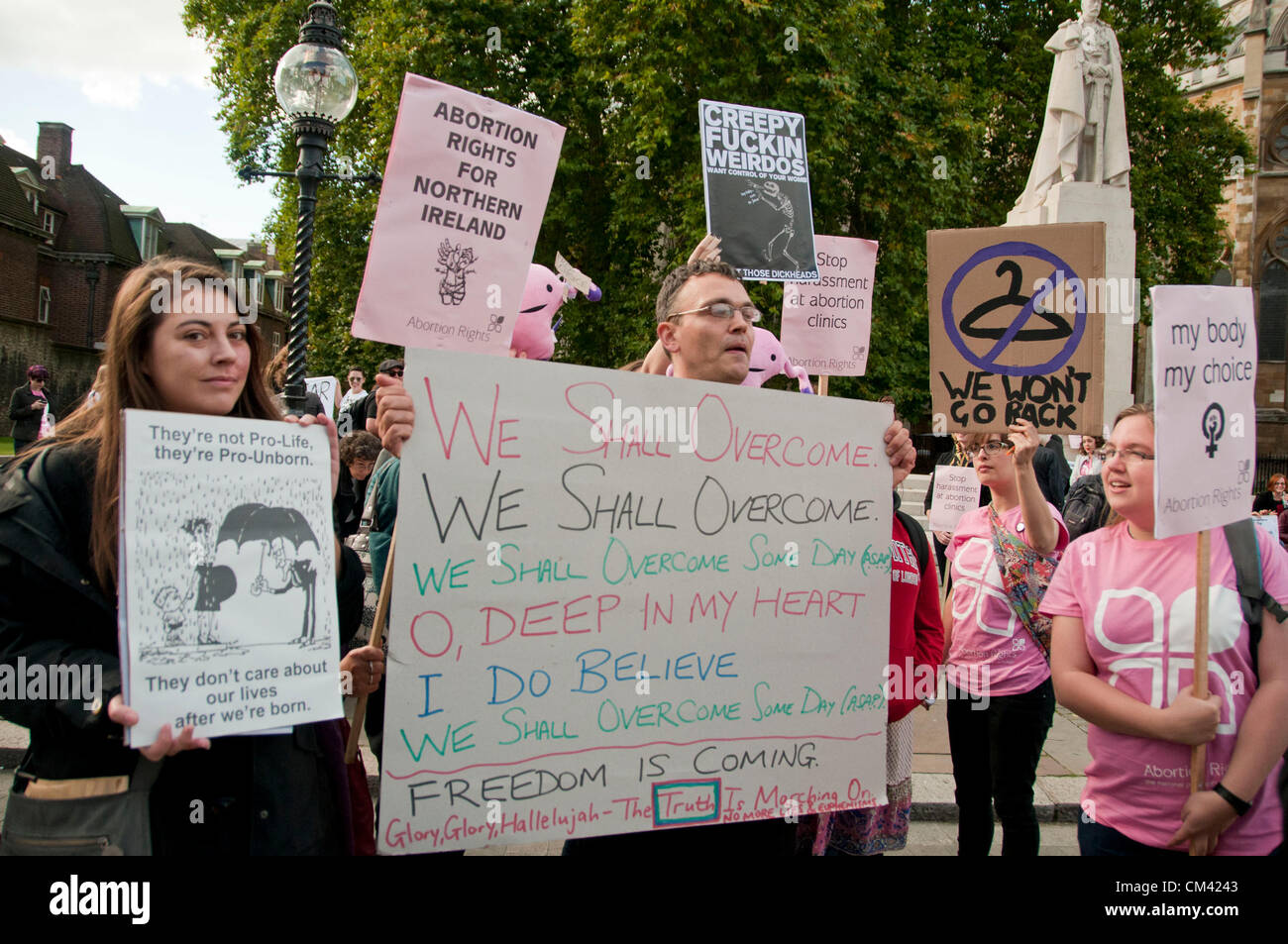 Londres, Reino Unido. 29/09/12. Pro-Choice activistas pro-vida rodean un contra-manifestante sujetando un mitin frente a las casas del parlamento para resaltar el hecho de que el aborto es ilegal en Irlanda del Norte y que la ley del aborto en el Reino Unido está anticuado. Foto de stock