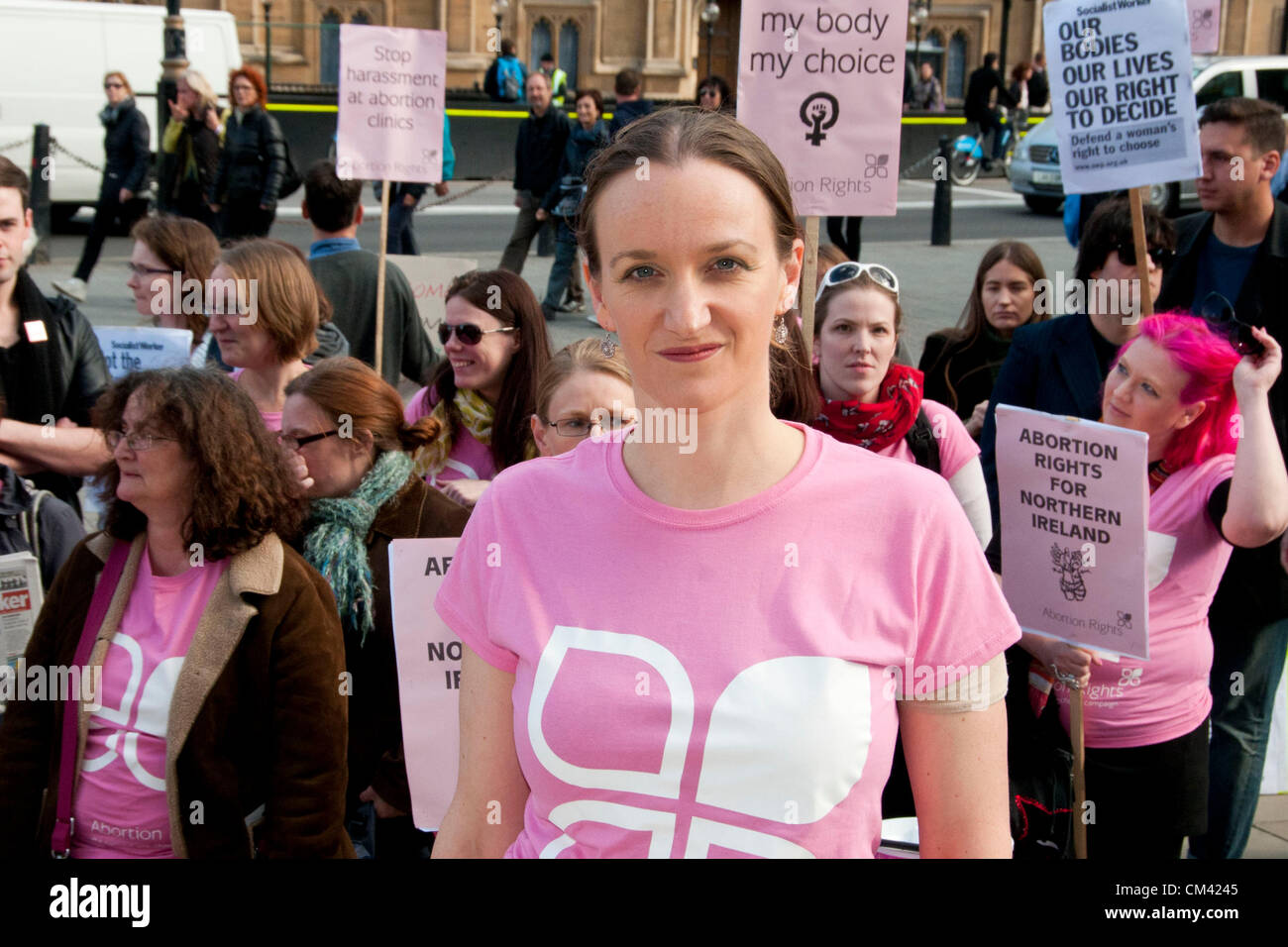 Londres, Reino Unido. 29/09/12. Comediante, Kate Smurthwaite presenta oradores como activistas Pro-Choice celebrar una concentración frente a las casas del parlamento para resaltar el hecho de que el aborto es ilegal en Irlanda del Norte y que la ley del aborto en el Reino Unido está anticuado. Foto de stock