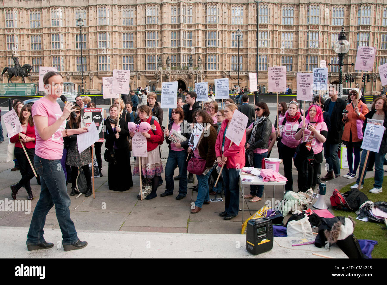 Londres, Reino Unido. 29/09/12. Comediante, Kate Smurthwaite presenta oradores como activistas Pro-Choice celebrar una concentración frente a las casas del parlamento para resaltar el hecho de que el aborto es ilegal en Irlanda del Norte y que la ley del aborto en el Reino Unido está anticuado. Foto de stock