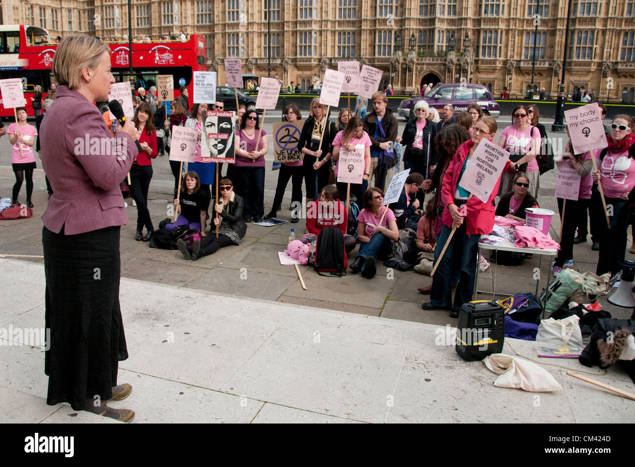 Londres, Reino Unido. 29/09/12. Líder del Partido Verde, Natalie Bennett habla a un rallye Pro-Choice frente a las casas del parlamento para resaltar el hecho de que el aborto es ilegal en Irlanda del Norte y que la ley del aborto en el Reino Unido está anticuado. Foto de stock