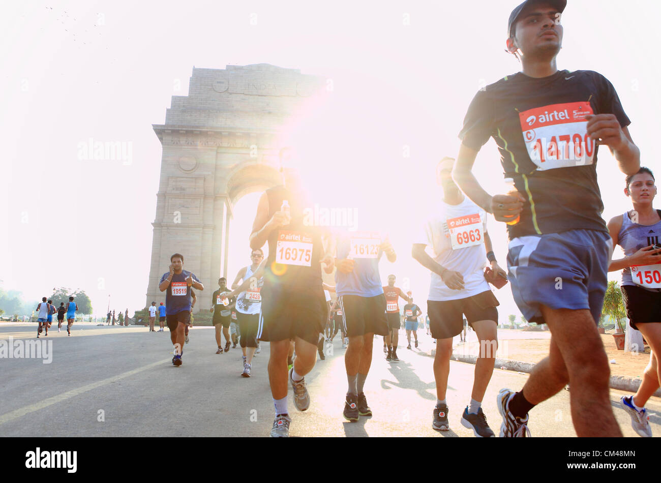 Septiembre 30, 2012 - Nueva Delhi, India - Delhi residentes participan en el medio maratón de Nueva Delhi como corren por el famoso hito de Nueva Delhi, la India Gate. (Crédito de la Imagen: © Subhash Sharma/ZUMAPRESS.com) Foto de stock