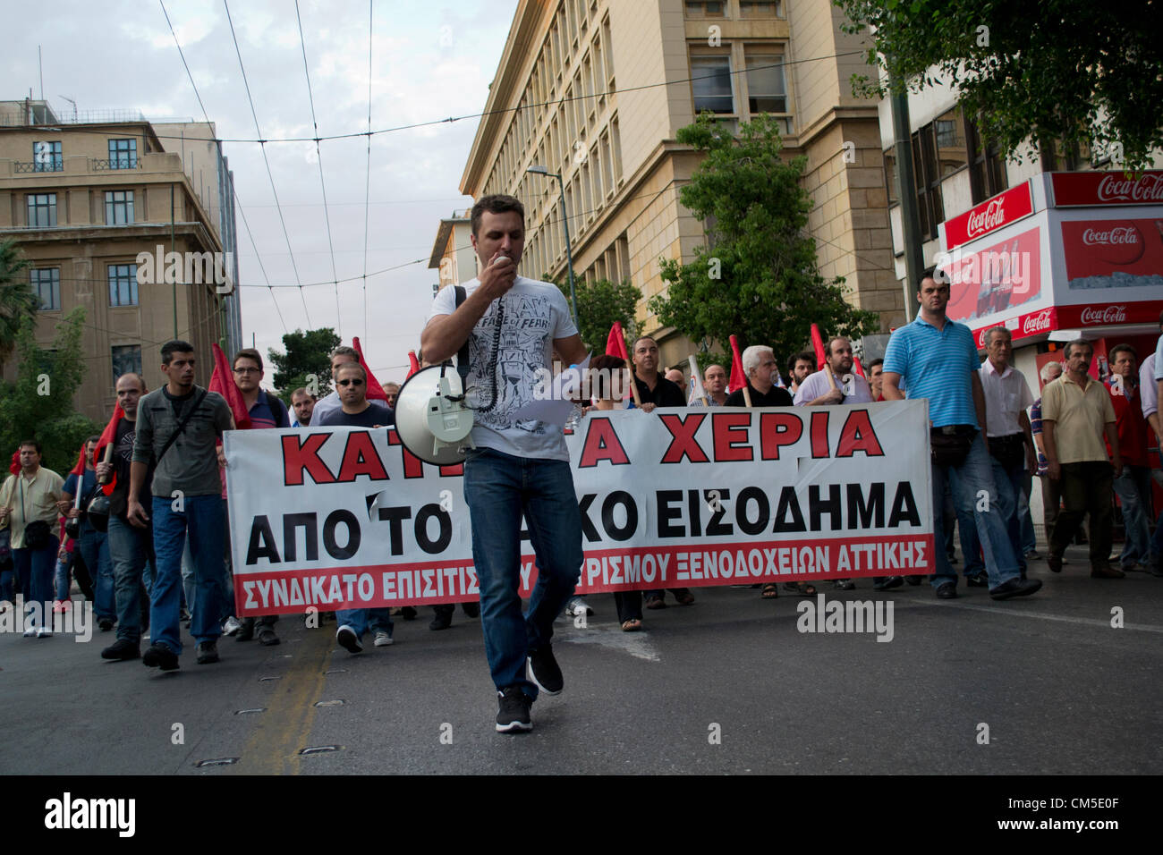 Un hombre gritando consignas en el megáfono mientras los manifestantes marcharán en contra de la austeridad y los recortes presupuestarios. Foto de stock