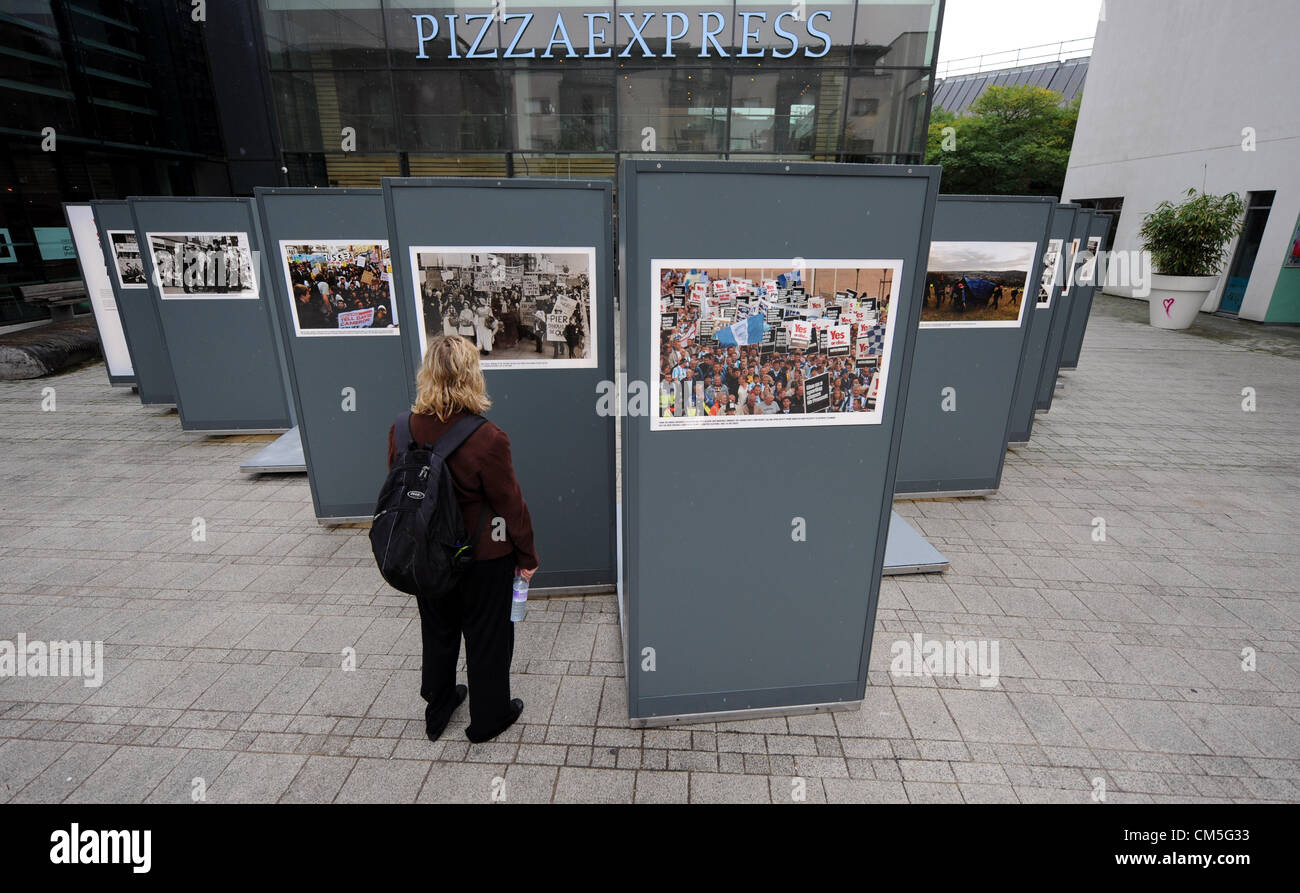 Una exposición de fotografías de protesta a través de los decenios transcurridos desde el Argus periódico en Brighton ha subido en la Plaza del Jubileo como parte de la BIENAL DE FOTOGRAFÍA Foto de stock