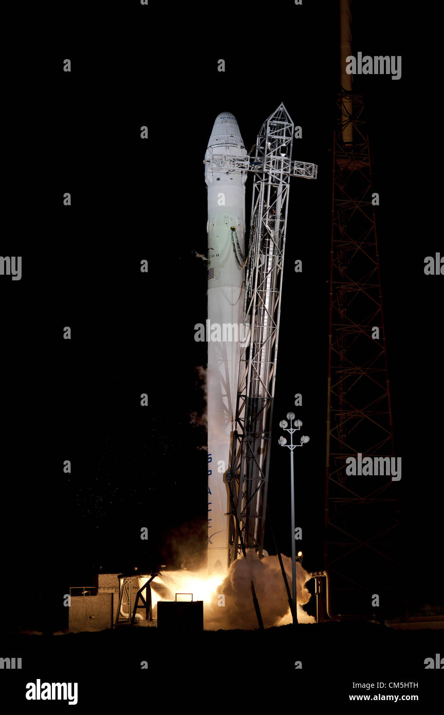 Florida, EE.UU. El 7 de octubre de 2012. La exploración espacial Technologies Corp., o SpaceX, Falcon 9 cohete con la cápsula dragón liftoffs adjunta en el Complejo de Lanzamiento Espacial-40 en Cabo Cañaveral el 7 de octubre de 2012 en la Florida. El lanzamiento será el primer comercial de servicios de reabastecimiento, o CRS-1, misión a la Estación Espacial Internacional. Foto de stock