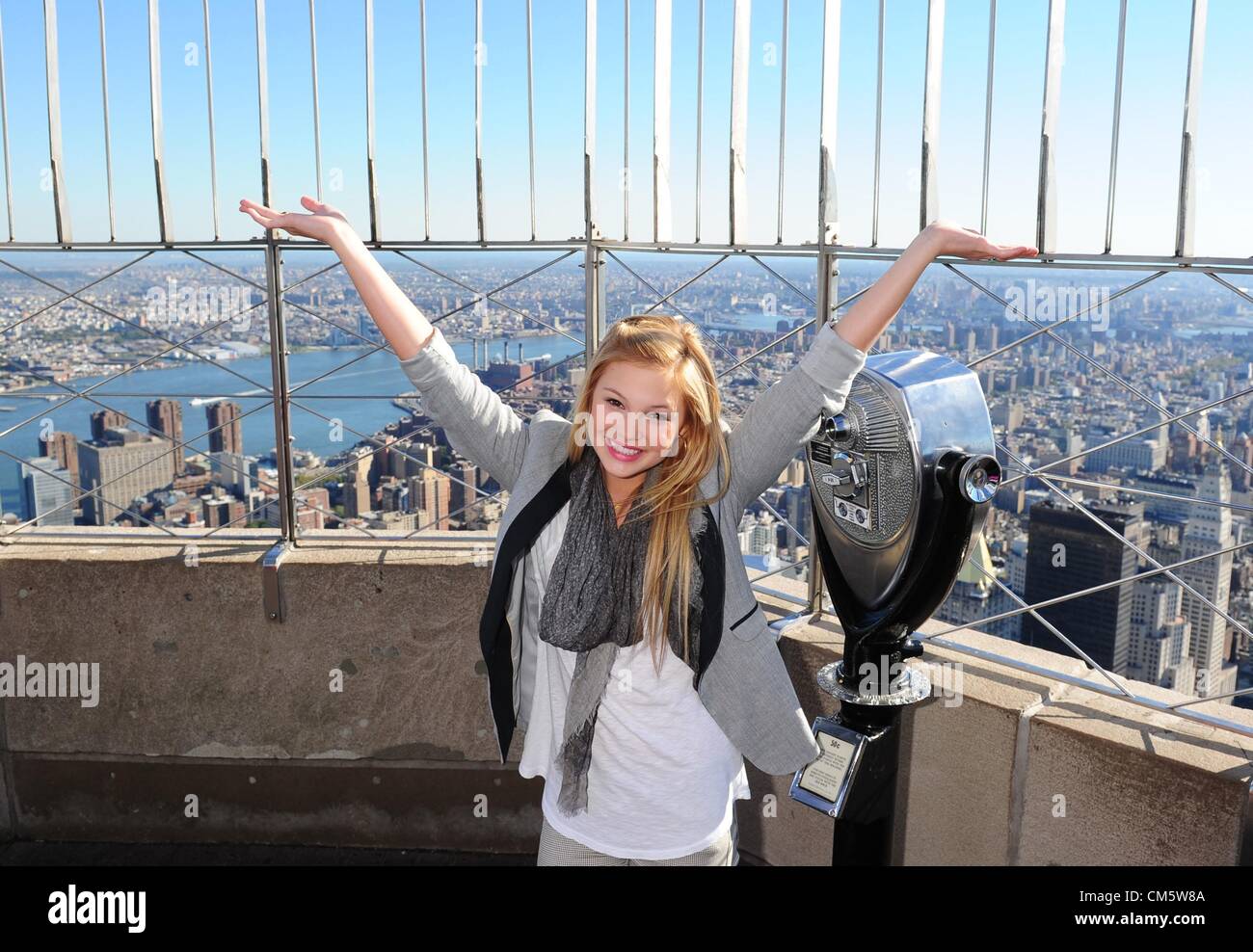 Octubre 11, 2012 - Manhattan, Nueva York, EE.UU. - OLIVIA HOLT, mejor  conocido por su papel protagonista en Disney XD ''buen equipo''', visitas  guiadas al edificio Empire State observatorio del piso 86,