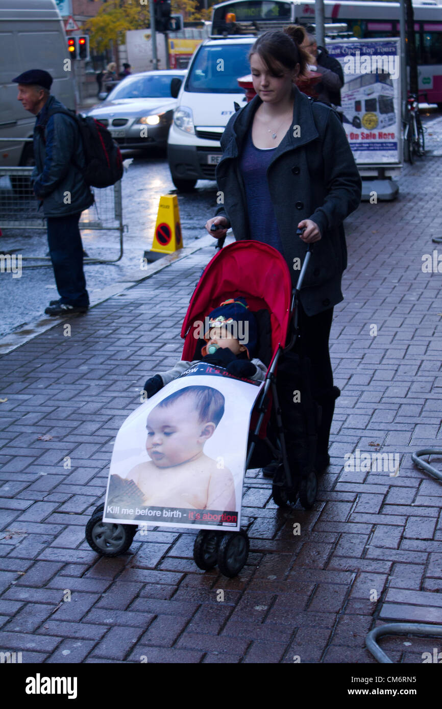Belfast, Reino Unido. El 18 de octubre de 2012. La madre con su pequeño hijo protestas contra la apertura de una clínica Marie Stopes, la primera clínica privada en Irlanda del Norte para ofrecer abortos. La clínica, que se inauguró hoy, ofrece abortos bajo la ley de Irlanda del Norte. Foto de stock