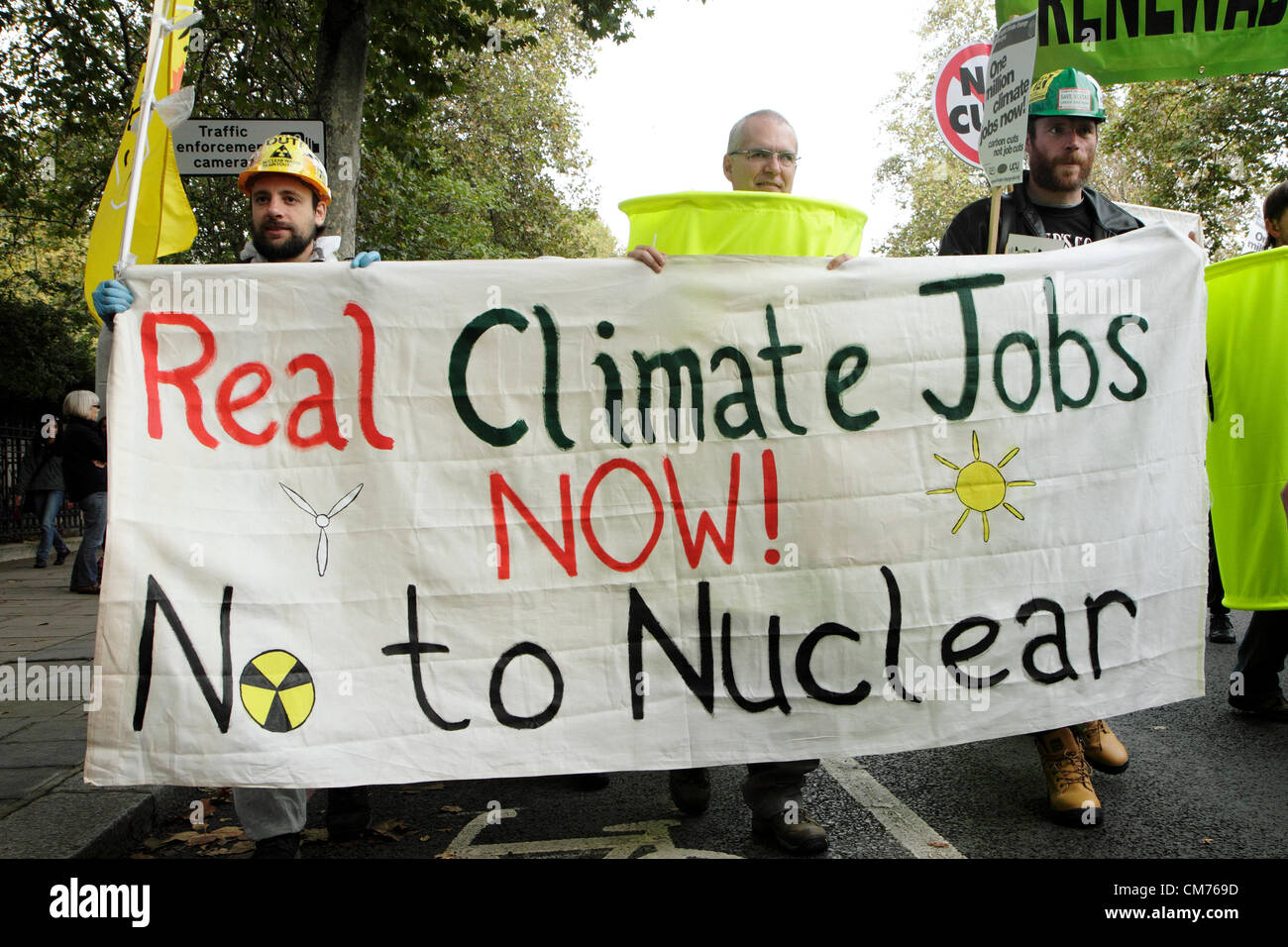 manifestantes contra la energía nuclear marchan en Londres, Reino Unido. Foto de stock