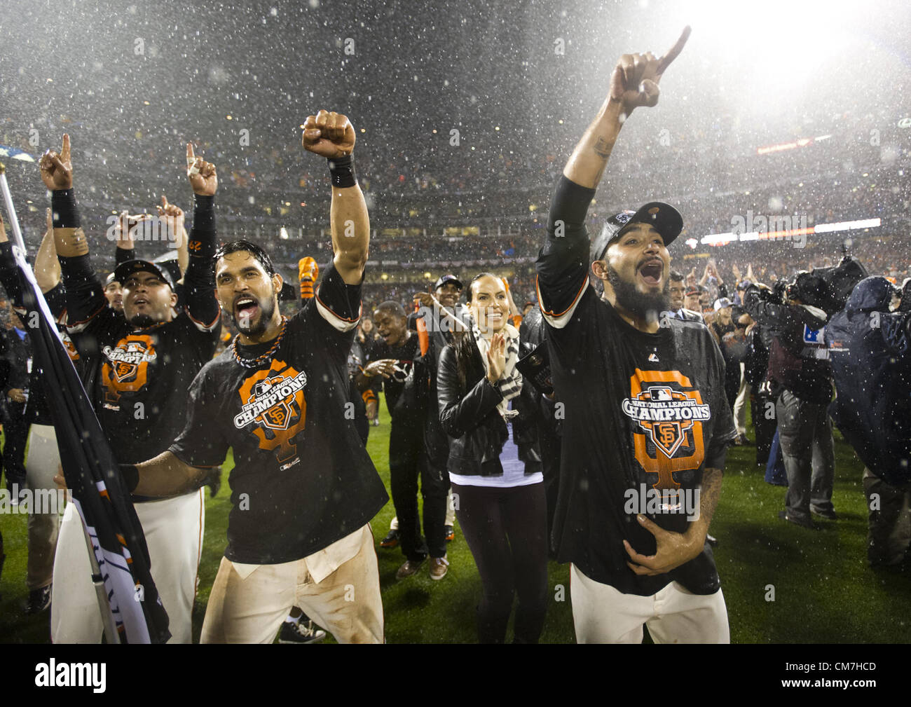 El pasado 22 de octubre, 2012 - San Francisco, CA, EE.UU. - San Francisco Giants la jardinera derecha Gregor Blanco (7), San Francisco Giants catcher Héctor Sánchez (29), el jardinero central de los Gigantes de San Francisco Angel pagano (16) y San Francisco Giants relevista Sergio Romo (54) celebran en el campo después de la victoria 9-0 sobre los Cardenales de San Luis durante el juego 7 de la NLCS entre los Gigantes de San Francisco y los Cardenales de San Luis el lunes 22 de octubre de 2012 en AT&T Park en San Francisco, California (Crédito de la Imagen: © Paul Kitagaki Jr/Sacramento Bee/ZUMAPRESS.com) Foto de stock