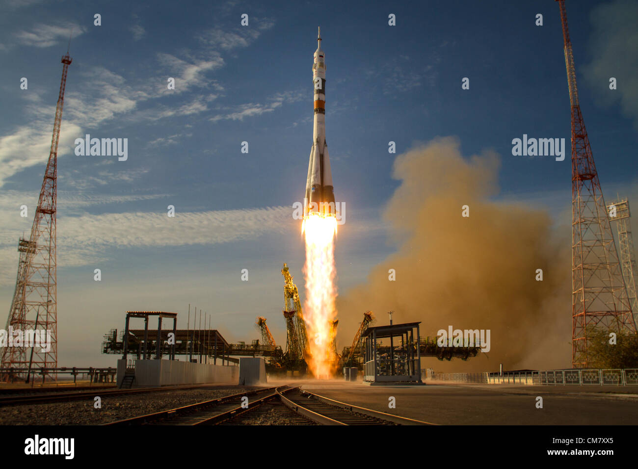 El cohete Soyuz con la tripulación de la expedición 33/34 de blastos off a la Estación Espacial Internacional el 23 de octubre de 2012 en Baikonur, Kazajstán. Los miembros de la tripulación, Comandante de la Soyuz Oleg Novitskiy, ingeniero de vuelo de la NASA, Kevin Ford y el ingeniero de vuelo Evgeny Tarelkin de Roscosmos será en una misión de cinco meses a bordo de la Estación Espacial Internacional. Foto de stock