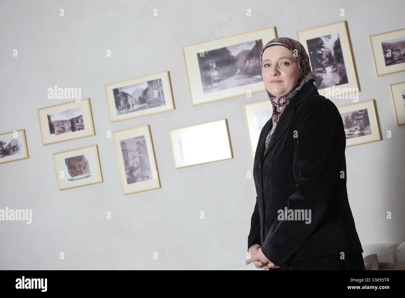 De Visoko, en Bosnia. 1 de noviembre de 2012. Amra Babic, alcalde de la ciudad bosnia de Visoko, a unos 30 kilómetros al norte de Sarajevo, en Bosnia. A los 43 años se convierte en la primera economista hijab-wearing alcalde, y posiblemente el único en Europa. Foto de stock