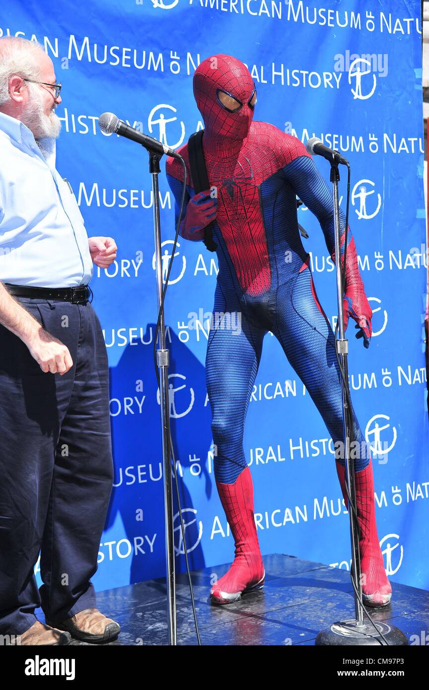Con la asistencia de Spiderman Andrew Garfield ofrece Rosa chilena  Tarantula Museum, el Museo Americano de Historia Natural, Nueva York, NY el  27 de junio de 2012. Foto por: Gregorio T. Binuya/Everett