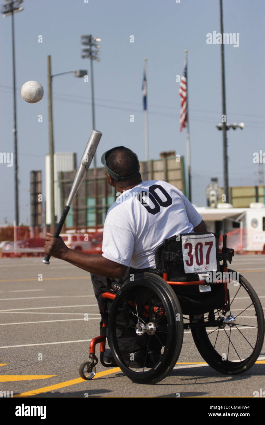 Richmond, Virginia, EE.UU. Jueves 28 de junio de 2012. Equipos de softbol competir en la 32ª Anual Nacional de la silla de ruedas juegos en Richmond, Virginia. Los veteranos de los Juegos Nacionales de Silla de Ruedas para sillas de ruedas es el mayor evento deportivo del mundo. El evento de softball fue patrocinado por la Fundación Familia Degasperis y fue uno de los 17 deportes ofrecidos a los atletas. Foto de stock