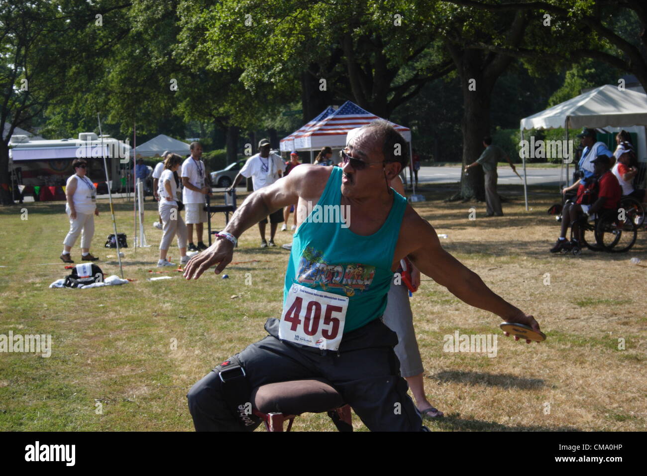 José Méndez lanza la Discus en la 32ª Nacional de Veteranos juegos de silla de ruedas en Richmond, Virginia, en Junio 29,2012. Méndez se ubicaron primeros en la jabalina y Discus novato divisiones. Más de 500 atletas de todo el mundo participaron en los juegos. Foto de stock