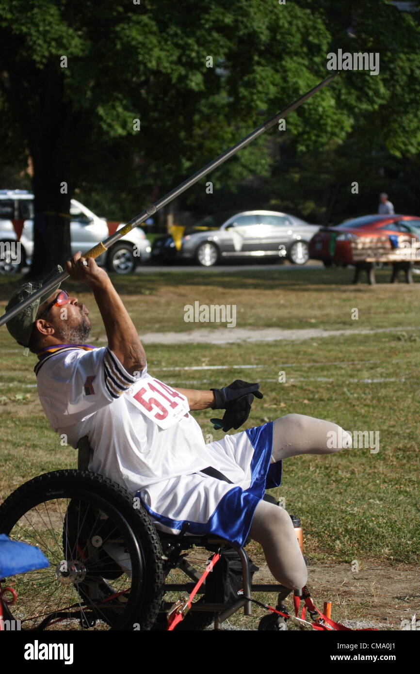 William Treadway Jr. lanza la jabalina en el masters en la 32ª División Nacional de Veteranos juegos de silla de ruedas en Richmond, Virginia en Junio 29,2012. Juegos de la silla de ruedas se originó en Richmond en 1981. Foto de stock