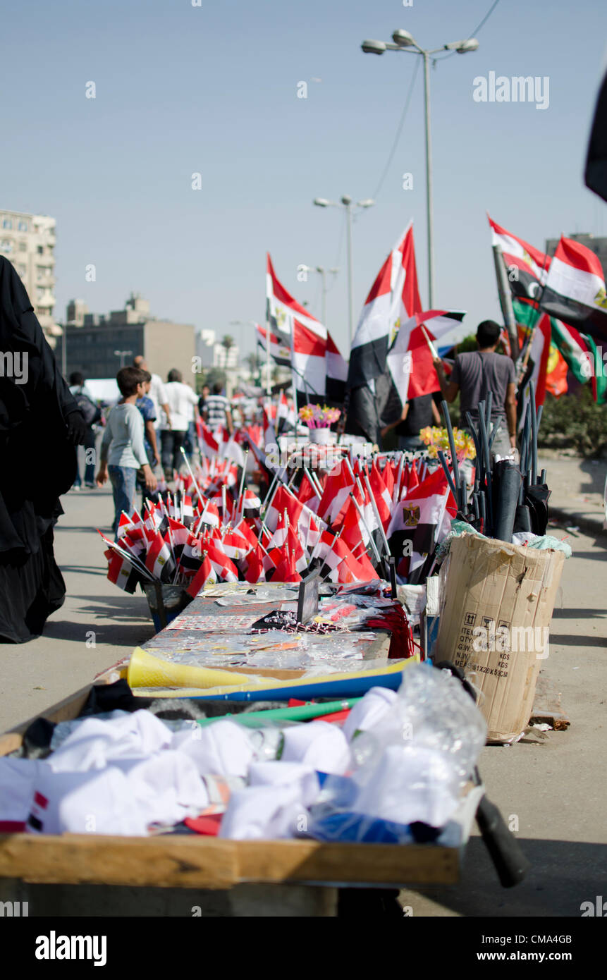 Banderas ofrecidos por los proveedores después de los resultados de las elecciones presidenciales en la plaza Tahrir de El Cairo, en Egipto el domingo 01 de julio de 2012. Foto de stock