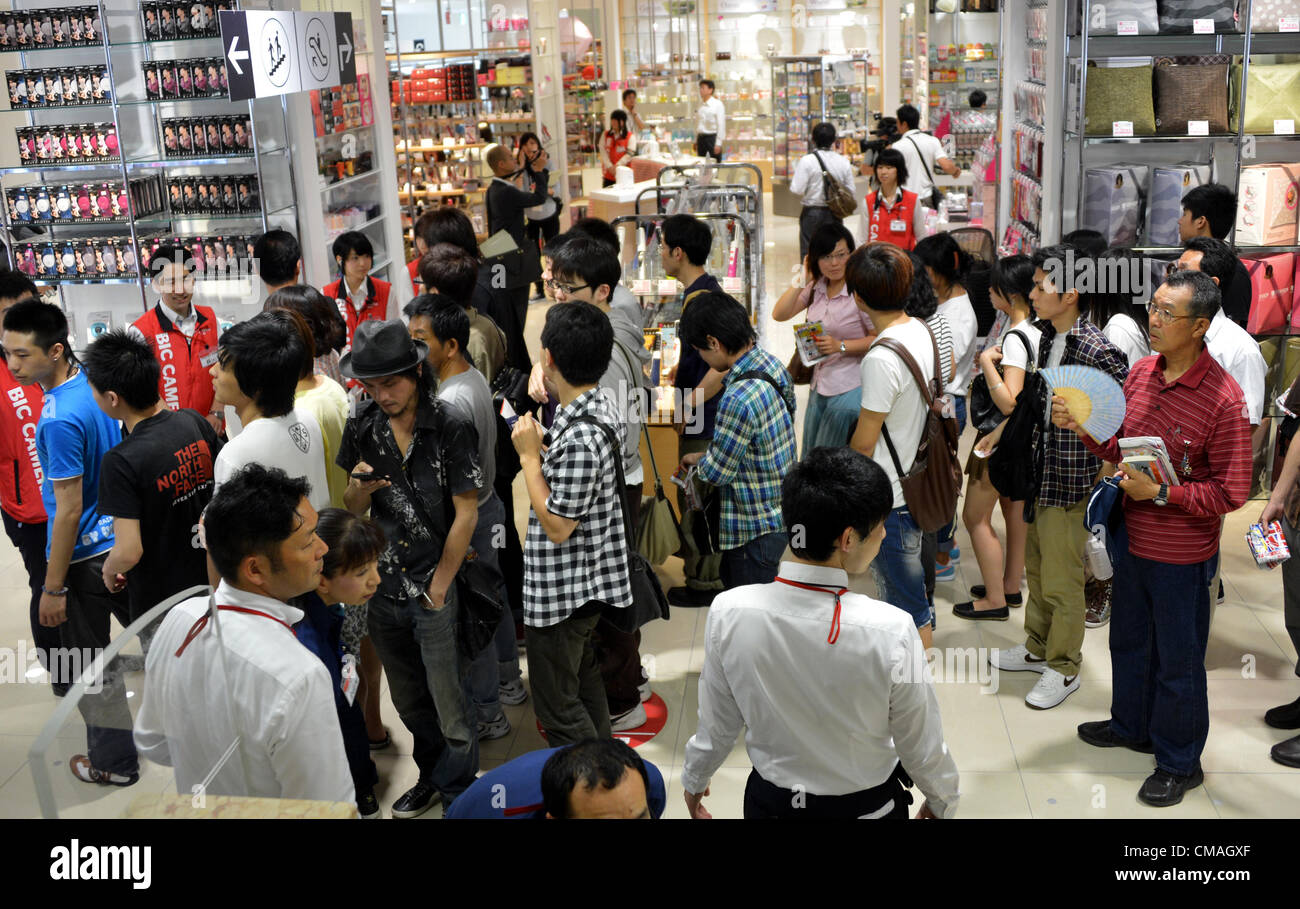 El 5 de julio de 2012, Tokio, Japón - Los compradores esperan en fila para la inauguración de Bic cámaras almacén más grande en el área de Shinjuku Tokyos el jueves, 05 de julio de 2012. La nueva salida de Japans descuento principales home aparato eléctrico es el tercero en la zona de Shinjuku y cuenta con la mayor sala de ventas entre todas Bic tiendas de cámaras. (Foto por Natsuki Sakai/AFLO) AYF -sig- Foto de stock