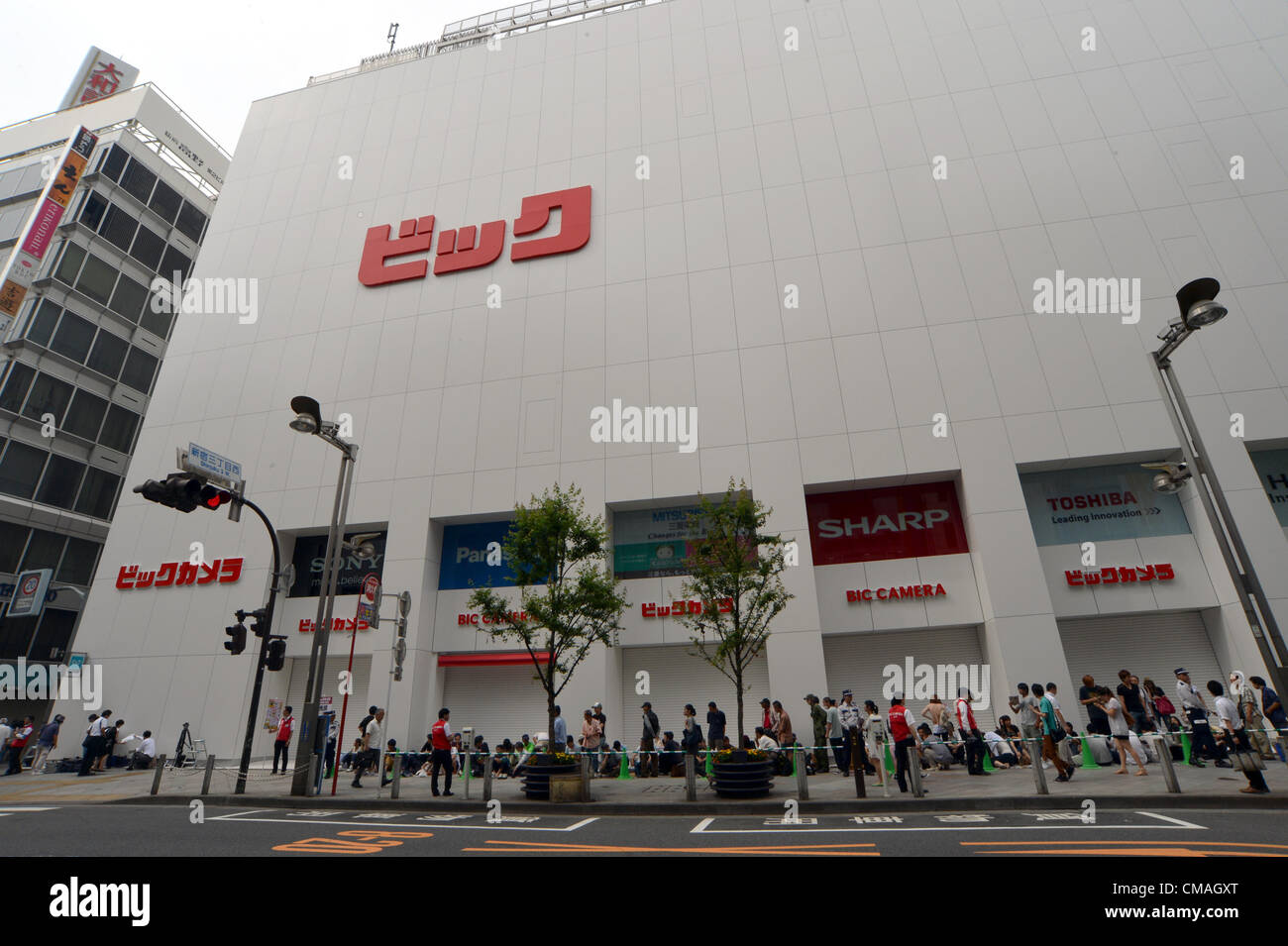 El 5 de julio de 2012, Tokio, Japón - Los compradores esperan en fila para la inauguración de Bic cámaras almacén más grande en el área de Shinjuku Tokyos el jueves, 05 de julio de 2012. La nueva salida de Japans descuento principales home aparato eléctrico es el tercero en la zona de Shinjuku y cuenta con la mayor sala de ventas entre todas Bic tiendas de cámaras. (Foto por Natsuki Sakai/AFLO) AYF -sig- Foto de stock