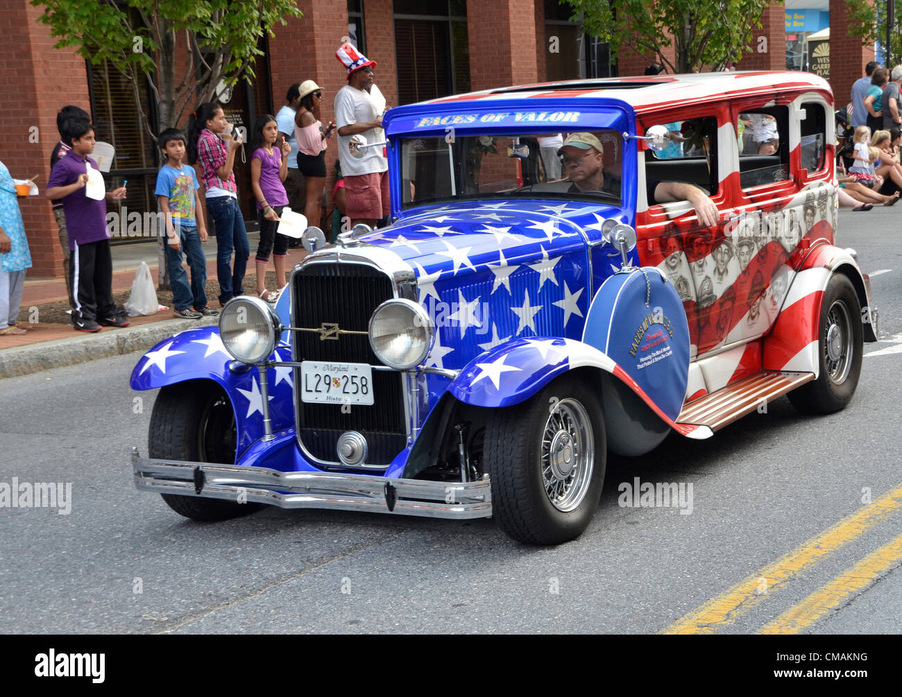 Julio4, Annapolis, un clásico Buick antiguos pintados en el frente patriótico de rojo y blanco y azul cabalga en el Annapolis,Independence Day Parade Foto de stock