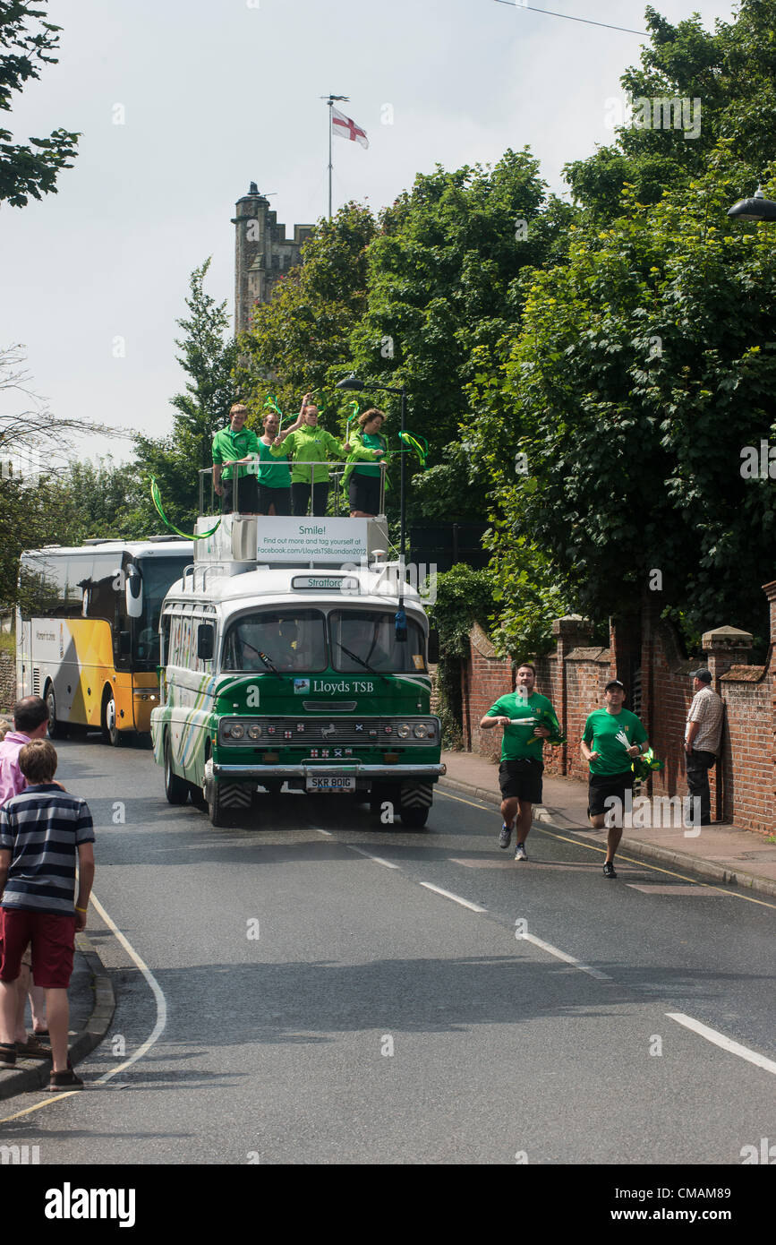 El 5 de julio de 2012, Claudia Copyright 2012 Gannon, día 48, el Relevo de la antorcha olímpica se dirige a la ciudad costera de Suffolk Aldeburgh. #Londres2012TorchRelay Foto de stock