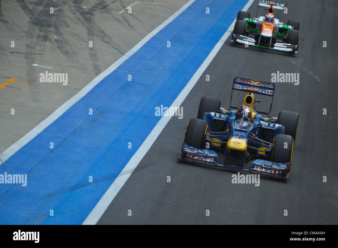 En el Reino Unido. 07.07.2012. Silverstone, Northants, Inglaterra. Piloto de Fórmula 1 alemán Sebastian Vettel de Red Bull dirige su coche delante del piloto de Fórmula 1 escocés Paul di Resta del Sahara Force India durante la tercera sesión de entrenamientos libres en el circuito de carreras de Silverstone en Northamptonshire, Reino Unido, 07 de julio de 2012. El Grand Prix de Fórmula Uno de Gran Bretaña tendrá lugar el 08 de julio de 2011. Foto de stock