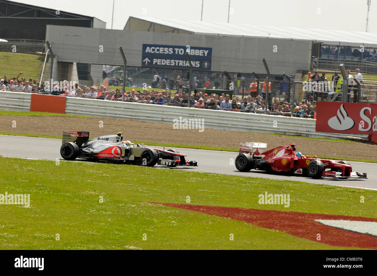 SILVERSTONE, en el Reino Unido, el 8 de julio de 2012. Lewis Hamilton, Mclaren (izquierda) sigue a Fernando Alonso de Ferrari (a la derecha) en el British Grand Prix de Fórmula 1 Foto de stock