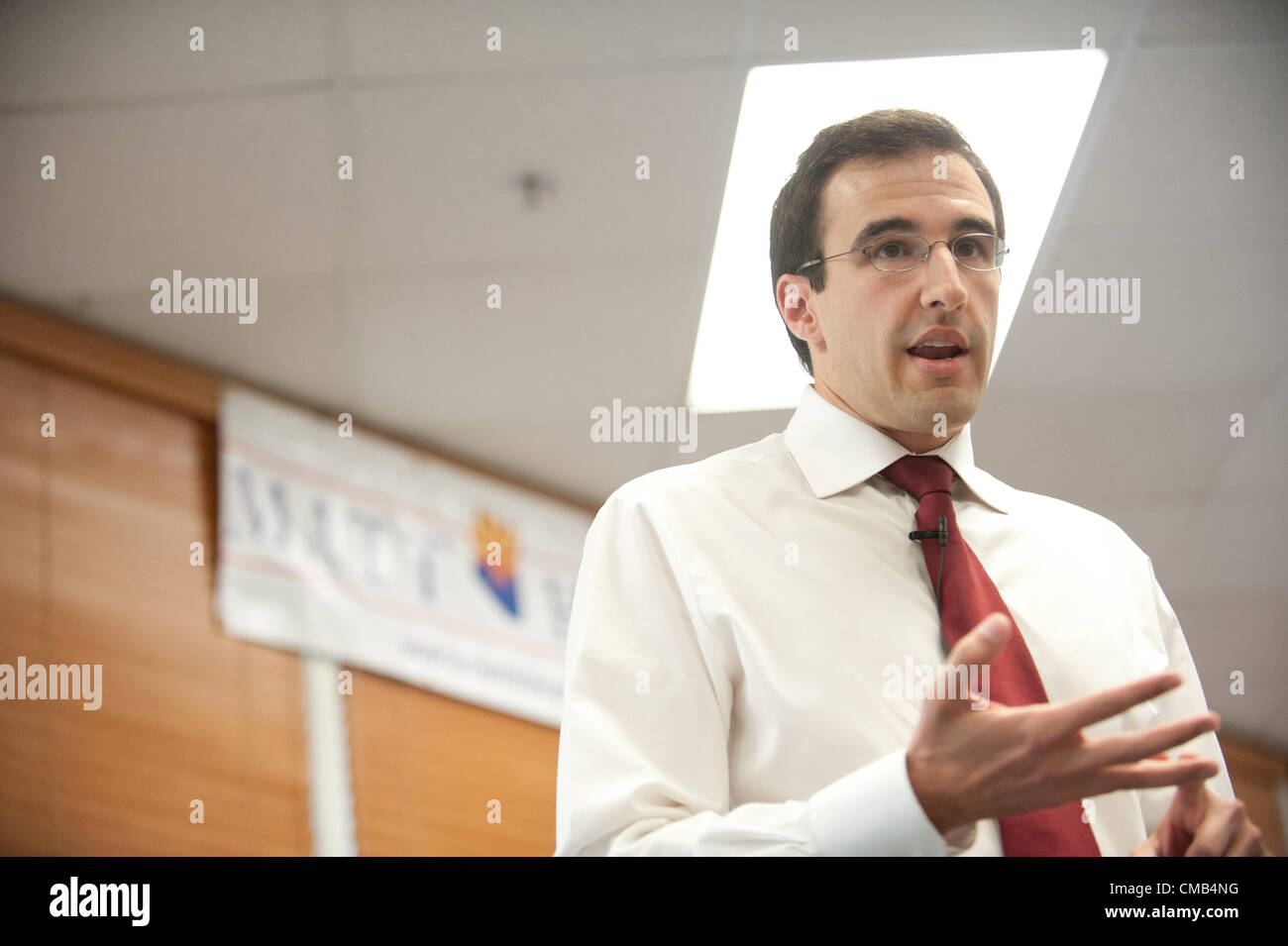 Julio 8, 2012 - Tucson, Arizona, EE.UU. - MATT HEINZ, la primaria demócrata aspirante a R. Barber en el Arizona CD2 principal, se reunió con aproximadamente 30 personas en un ayuntamiento evento en Tucson, Arizona, Heinz ha servido en la legislatura del estado desde 2008. Heinz es también una práctica de médico en Tucson. (Crédito de la Imagen: © Se Seberger/ZUMAPRESS.com) Foto de stock