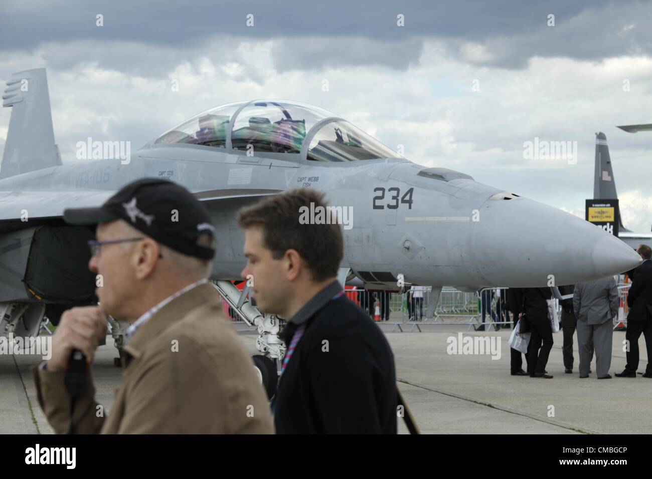 11 de junio de 2012. Farnborough International airshow. Foto de los visitantes caminan pasar un F-16C/D Foto de stock