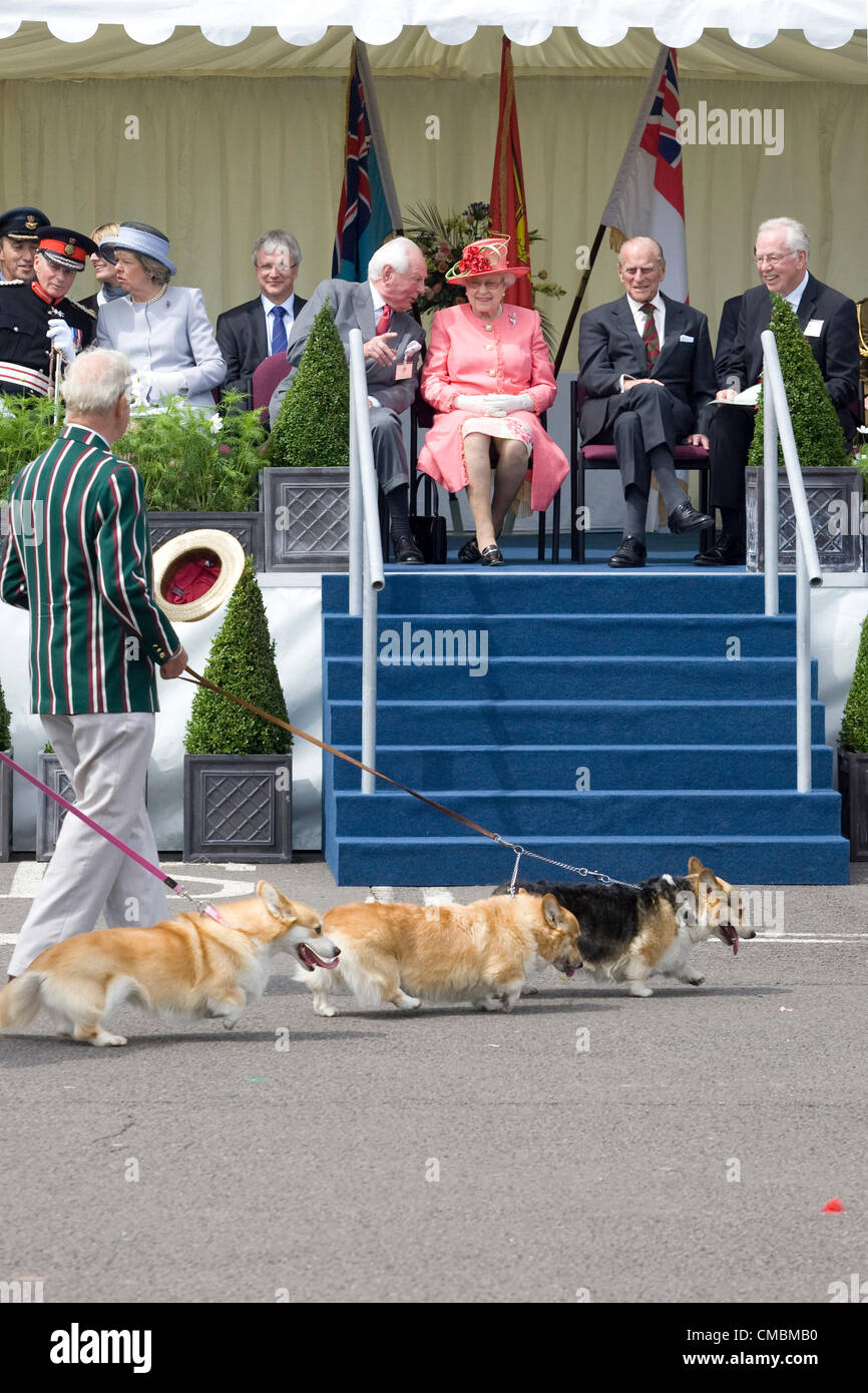 RAF Cosford, Shropshire, Reino Unido. El 12 de julio de 2012. Su Majestad la Reina Isabel asistir al Desfile del jubileo en la RAF Cosford en Shropshire, Inglaterra. Admira los Corgis que estaban siendo caminó como parte del concurso. Foto de stock