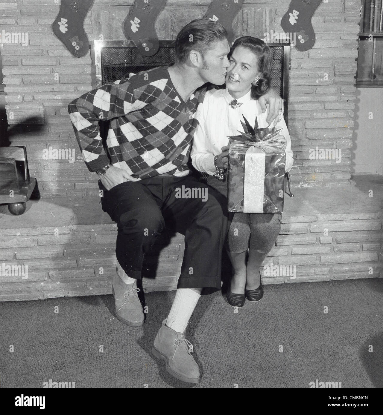 CHUCK CONNORS con su esposa Elizabeth Jane Riddel.suministrados por
